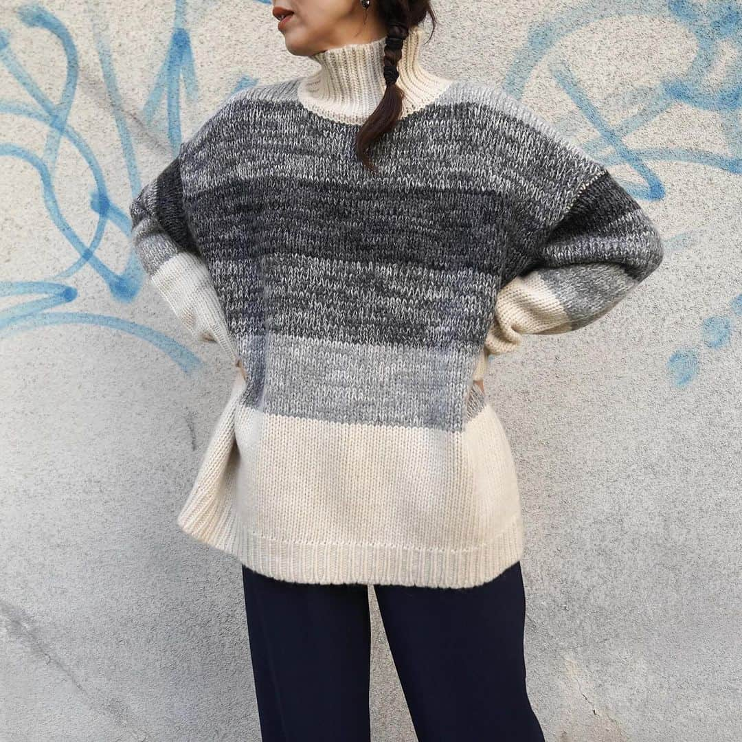 MāWさんのインスタグラム写真 - (MāWInstagram)「. [CLANE]  GRADATION BORDER WIDE KNIT TOPS.  ウールとモヘヤの2種類の糸を使用したグラデーションが特徴的のボーダー柄のニット。 ウールベースでモヘヤを1本入れることにより素材の柔らかさと膨らみを表現しています。柄の色合いと本数のバランスを変えてグラデーションに拘ったボーダーデザインがポイントです。  ヒップが隠れるワイドサイズなので、様々なパンツに合わせやすい1枚で映えるニットトップスです。  -  #mawsapporo #MāW #insonlinestore #clane #sapporo #hokkaido #23aw」12月10日 9時23分 - maw_sapporo