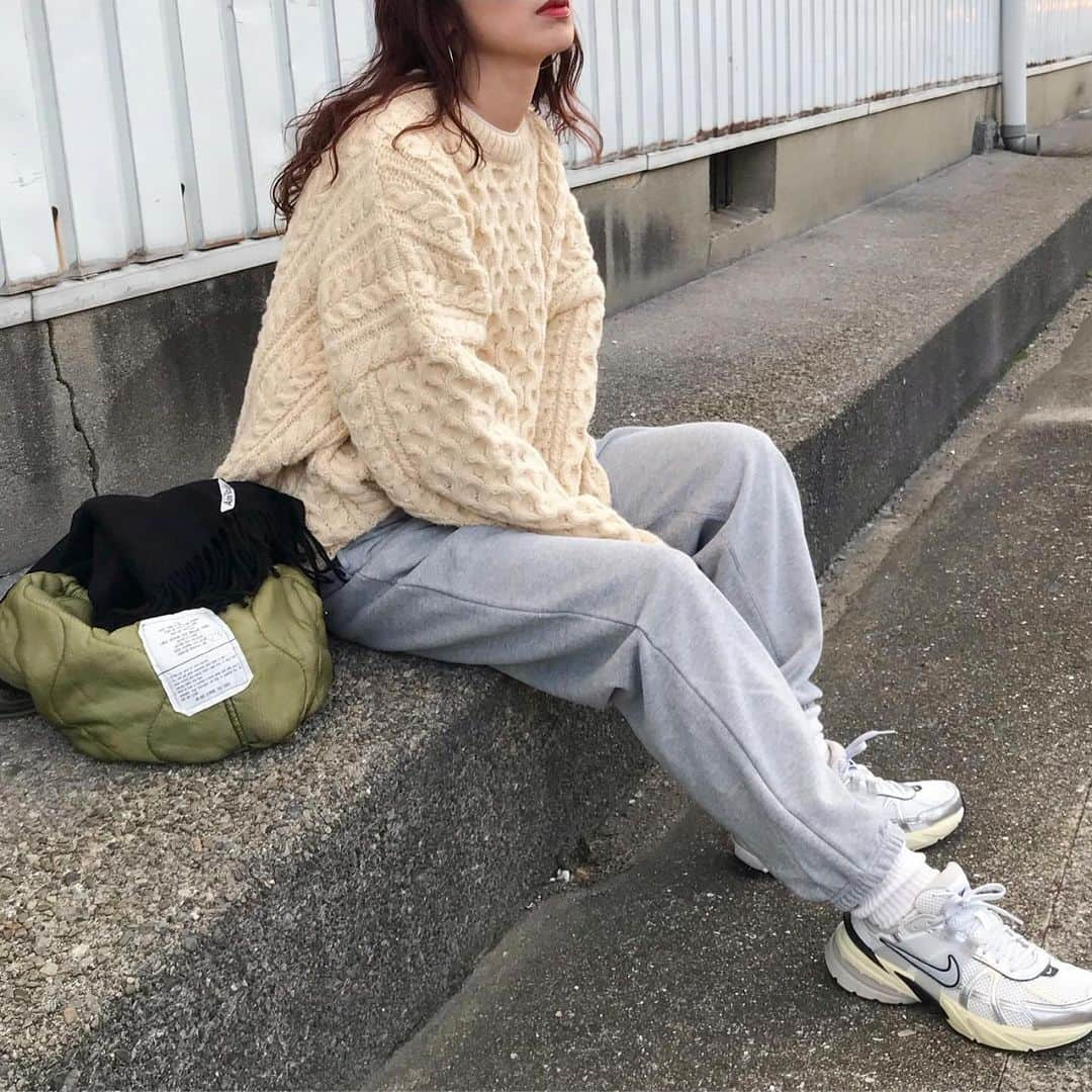 kumikaさんのインスタグラム写真 - (kumikaInstagram)「@nugu_klee 人気の、 ケーブルオーバーフィットニット🧶 スウェットパンツ合わせ👖  このニット、編み目の立体感がめっちゃ可愛い💓 古着のニットみたいなガシっと硬い着心地じゃなくて、ふんわり軽くて着やすいです🙆‍♀️ めちゃくちゃ愛用❤️  そして、このスウェットパンツは、生地、シルエットにめちゃくちゃ拘って作りました💕 高見えな生地で、スタイル良く見えて、いい緩さのスウェットパンツがほしくて🥹💕 裾の溜まり具合も、生地の落ち感も360度完璧👍✨ サイズは、S.Mの2サイズ展開で、Ｓを着用しています👖  来週12/12 12:00〜zozotown  @ord_official__ で販売予定です❣️ また詳細わかったら載せるので、ぜひぜひチェックしてほしいです🙇‍♀️💕 . . . . knit @nugu_klee  pants @ord_official__  bag @authen_japan  muffler#acnestudios  socks#auralee  shoes#nike#v2krun  . . . .  #ケーブルニット#ゆるニット#ゆるコーデ#冬コーデ#casual#knit#ニットコーデ#スウェットパンツコーデ#キルティングバッグ#m65#古着mix #古着女子#マフラーコーデ#アクネストゥディオズ #メタリック #tbt#ootd#instafashion#outfit#ママコーデ」12月10日 9時24分 - kumika_iiio2