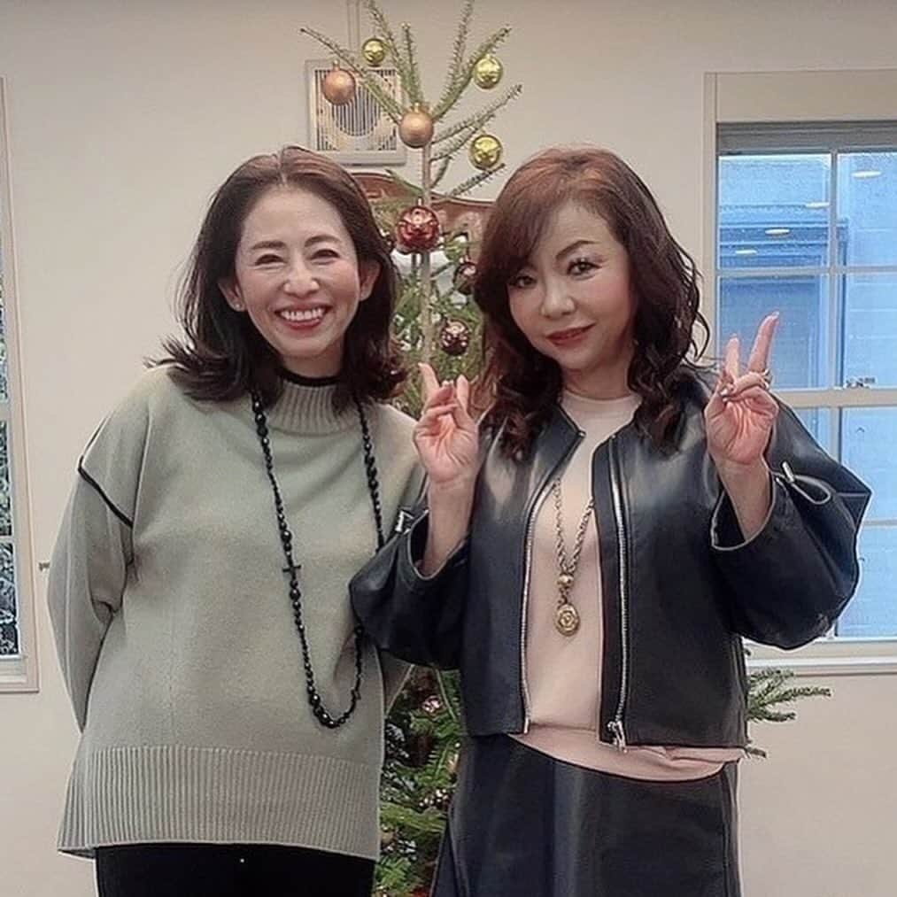 モモコのインスタグラム：「芦屋リサリサにロケ行きました❗️ 昔からのママ友😊 テレビの服もプライベートもめちゃ着てます❗️ 大プロジェクト❗️ 楽しみにしてくださいね💕  今日配信のYouTube『モモコ新聞』は、リアル家族トークです❗️ 皆さんは、子供や部下の子など世代が違う人に世代の差を感じたことありますかぁ⁉️ 配信は19時からです。  #ハイヒールモモコ #👠 #👠🍑 #CHANEL #シャネラー #グルメ #アメブロ #YouTube #モモコ新聞 #家族トーク #リアルトーク #長女 #世代の差 #ジェネレーションギャップ #芦屋リサリサ #LiSALiSA #貴田加野 さん #ママ友」