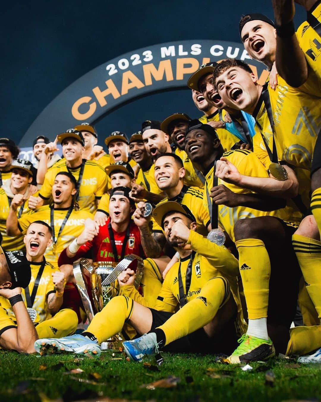 adidas Footballさんのインスタグラム写真 - (adidas FootballInstagram)「THAT MAKES 3 ⭐️⭐️⭐️  Columbus Crew secures its third MLS Cup victory.   #MLSSeasonPass」12月10日 9時30分 - adidasfootball