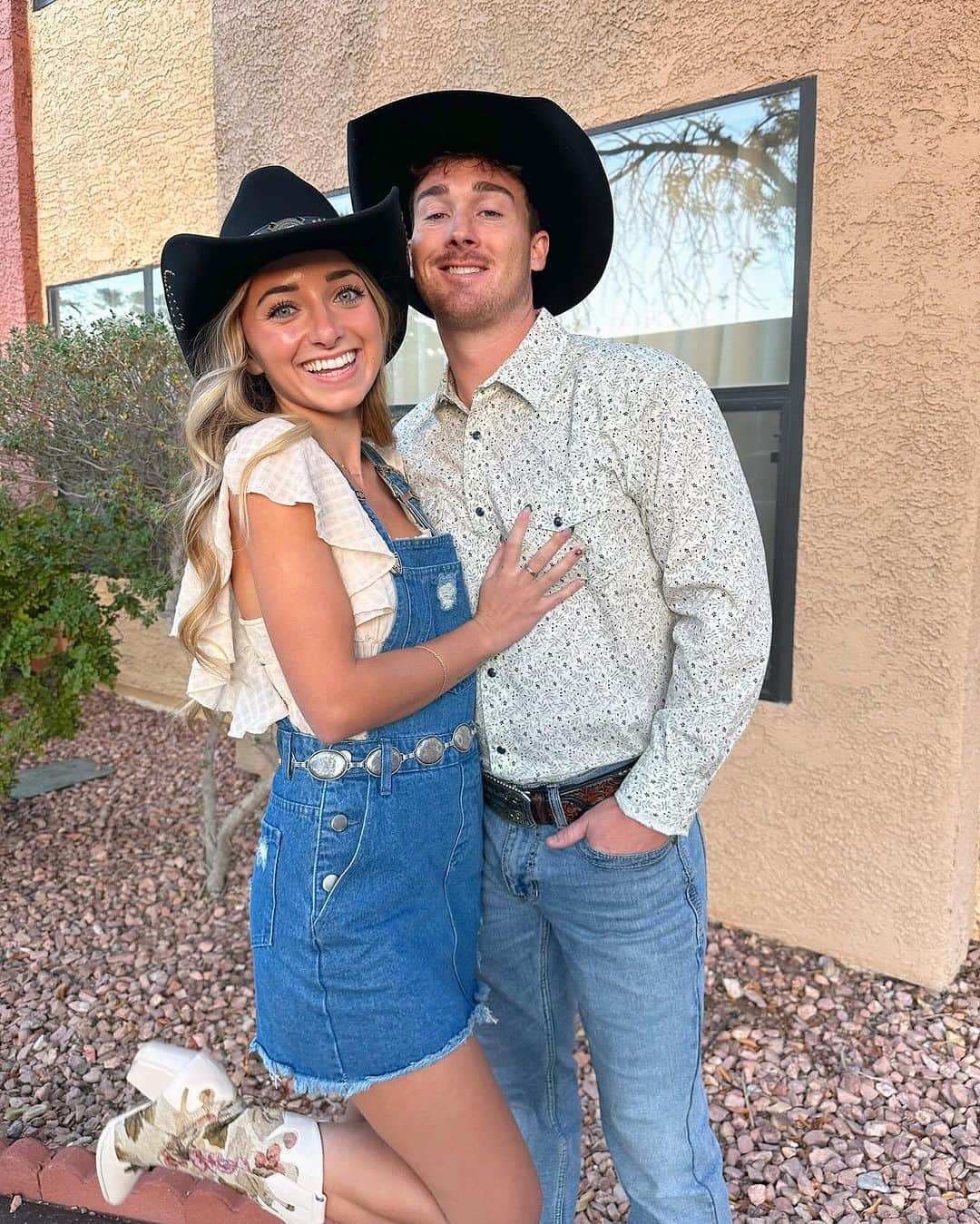 Brooklyn and Baileyのインスタグラム：「Cowboy Christmas 🌲」