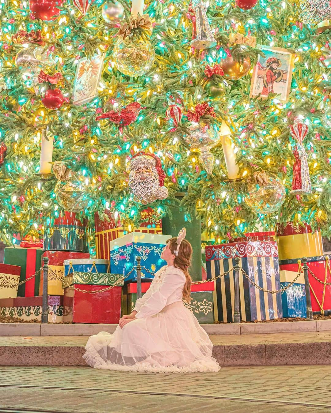 Kahoのインスタグラム：「. . カリフォルニアディズニーの クリスマスツリー🎄✨  日本よりも電飾がぎゅうぎゅうについてたり、 レトロな飾りがついてたり、 特大サイズのプレゼントが置いてあったり… けっこう雰囲気が違うよね🤔✨  ツリーが立ってる場所は日本とほぼ同じだけど 日本のワールドバザールみたいに屋根がないから 開放的な感じがするのも特徴の一つかも🥰  いつか世界中のディズニーの クリスマスツリーを見てみたいな☺️🎄❤️  #disneyland #海外ディズニー#tdr #tdl #instadisney#disneyparks #disneyfan #disneyphoto #disneypic #disneyblogger #tokyodisneyland #disney#tokyodisneyland#disneyphotography #カリフォルニアディズニーランド #disneylandjapan #disneychristmas#disneylandresort #アナハイムディズニー#アナハイムディズニーランド #ディズニー#ディズニーチケット#ディズニークリスマス #クリスマス#ディズニークリスマス2023 #クリスマスディズニー#クリスマスディズニーフード#ディズニーグッズ情報 #ディズニーグッズ」