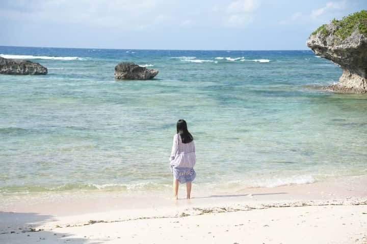 武智志穂さんのインスタグラム写真 - (武智志穂Instagram)「少し前に訪れた多良間島🏝️ 多良間島は、宮古島から飛行機で30分程で辿り着ける、沖縄の離島です。 島特有のゆったりとした時間の流れに、た〜っぷりと癒されてきました☺️  多良間島にしかない文化や伝統も魅力的。 旅先での限られた時間でその島のことをより深く知るためには、島のことを熟知されているガイドさんにツアーをお願いするのが1番。 今回は多良間島観光コンシェルジュの波平さんに島を案内していただいたのですが、『前職は芸人さんですか？』と聞きたくなるくらいユーモアとサービス精神が溢れていて、充実した楽しい島時間を過ごすことができました！ そして、リアルな多良間島での暮らしを体験することができて、とても思い出深い旅となりました✨  この旅の詳細が【沖縄しまさんぽ（ @okinawa_shimasanpo ）】で公開されています。 現在、島の特産品が当たるキャンぺーンも実施されているので、ご興味ある方は是非応募してみてくださいね！ 多良間島以外にも色んな沖縄の離島が紹介されているので、次の旅先どこにしようかな？と悩まれている方も覗いてみて😆👍 めっちゃ旅したい欲が掻き立てられますよ〜❤️‍🔥  📷：©OCVB #沖縄しまさんぽ #ガイドツアー #多良間島 #沖縄離島」12月10日 9時40分 - shiho_takechi