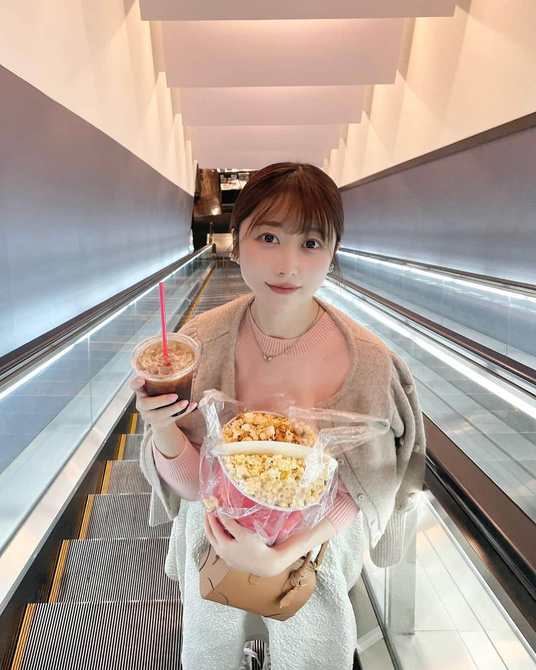 maari watanabe(まありん)さんのインスタグラム写真 - (maari watanabe(まありん)Instagram)「春のような暖かさの休日は朝から旦那とジム活して、ウォンカとチョコレート工場を初の4DXで見た🍫 映像が美しい✨音楽も心地良く、なんでもありな演出も、心の枷を解いてくれる素敵な映画✨また見たいな..☺️癒される時間でした✨ 4DXはポップコーンを袋に入れて抱えてなければならないほど、椅子が揺れたり、刺激的でした😆  5枚目の @maisonvalentino のリップ、落ちにくいし時間経っても綺麗に落ちる、、最強リップに出会った❤️  #30代コーデ  #高見えコーデ  #細見えコーデ #UNIQLOコーデ #デートコーデ」12月10日 20時56分 - manyo_wt