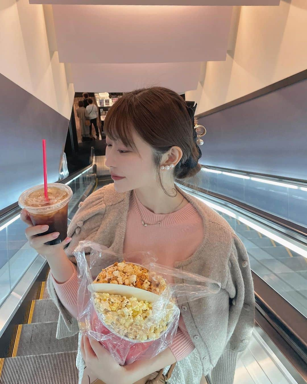 maari watanabe(まありん)さんのインスタグラム写真 - (maari watanabe(まありん)Instagram)「春のような暖かさの休日は朝から旦那とジム活して、ウォンカとチョコレート工場を初の4DXで見た🍫 映像が美しい✨音楽も心地良く、なんでもありな演出も、心の枷を解いてくれる素敵な映画✨また見たいな..☺️癒される時間でした✨ 4DXはポップコーンを袋に入れて抱えてなければならないほど、椅子が揺れたり、刺激的でした😆  5枚目の @maisonvalentino のリップ、落ちにくいし時間経っても綺麗に落ちる、、最強リップに出会った❤️  #30代コーデ  #高見えコーデ  #細見えコーデ #UNIQLOコーデ #デートコーデ」12月10日 20時56分 - manyo_wt