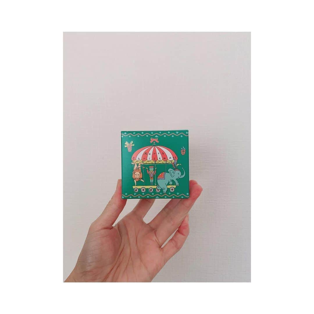 きよこのインスタグラム：「☺︎ Precious🎁 Thank you for the wonderful, cute gift! * サプライズ。可愛いおともだちから可愛いプレゼントいただいた。素敵な焼き菓子が入っているのだけどもったいなくって食べられない。でも賞味期限内にちゃんと美味しくいただくからね。その時はとってきの紅茶も淹れよう。優しい気持ちが嬉しかった🎄」