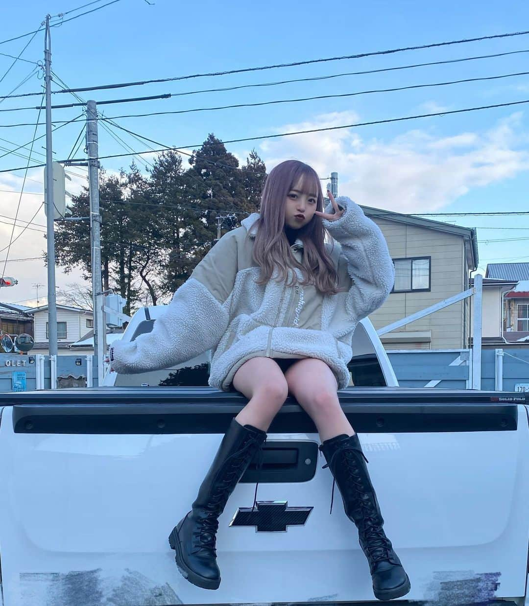 吉田笑夢のインスタグラム：「こんなとこで写真撮るやついる？  #OOTD #車  #冬服 #ロングブーツ」