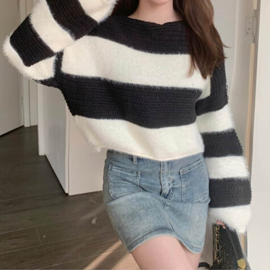 3rd Spring Official Instagramのインスタグラム：「太めボーダー柄のクロップド丈ニット🧶  🏷 Mix Border Crop Knit Sweater  ポイントは太めのボーダー柄🫶🏻 ミックスされた素材で珍しい！✨ トレンド感のあるクロップド丈で ハイウエストのボトムスと相性抜群❤️‍🔥  @3rdspring_official ZOZOTOWNにて発売中🛒 ブランド品番：kic-23n-003で検索🔍  ----------  #3rdspring #セレクトショップ #韓国ブランド #韓国通販 #韓国 #韓国ファッション #韓国コーデ #ファッション #レディースファッション #レディースコーデ #レディース服 #冬ファッション #冬コーデ #冬服 #プチプラ #プチプラファッション」