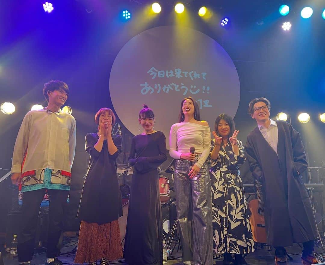 宮坂灯里のインスタグラム：「“Jump in with both feet” AKARI LIVE 2023 あの空間が愛と優しさに溢れていて。 素敵なみんなと時間を共にできたこと 本当に幸せでした。  bass @tomi_necostagram  dram @fukuchomasao  piano @megu__piano  guest @tsukikoofficial  bandmaster&guitar @yas_nakajima_   最高に楽しかった☺️心からありがとう！  I was really happy to be able to spend time with all these wonderful people. It was so much fun!  Thank you from the bottom of my heart:)  #jumpinwithbothfeet MV🎬 @icchan_1976」