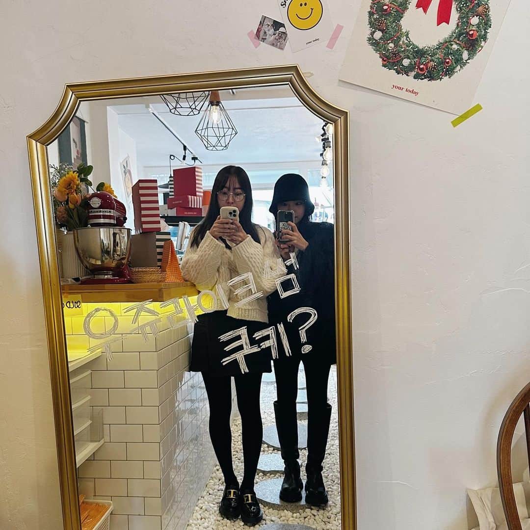 sayocoのインスタグラム：「みーちゃんとクリスマスカフェ活🎄☕️♥️ 店内可愛すぎた〜〜♡  #クリスマスカフェ  #表参道カフェ #thecookie594」