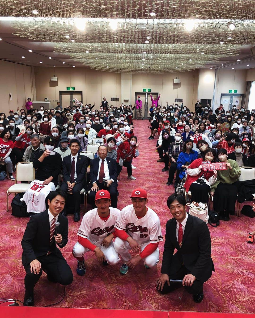 天谷宗一郎さんのインスタグラム写真 - (天谷宗一郎Instagram)「矢野選手、中村貴浩選手、石田アナウンサーとトークショーでした。 野球はもちろん髪の毛、筋肉とあっという間の2時間でした！！ 広島安芸商工会海田支所様ありがとうございました😊 #カープ #トークショー #広島安芸商工会 #海田支所 #パンチじゃないよ二グロだよ #後ろ巻きじゃないと前巻きだよ #筋肉大好き」12月10日 20時53分 - soichiroamaya