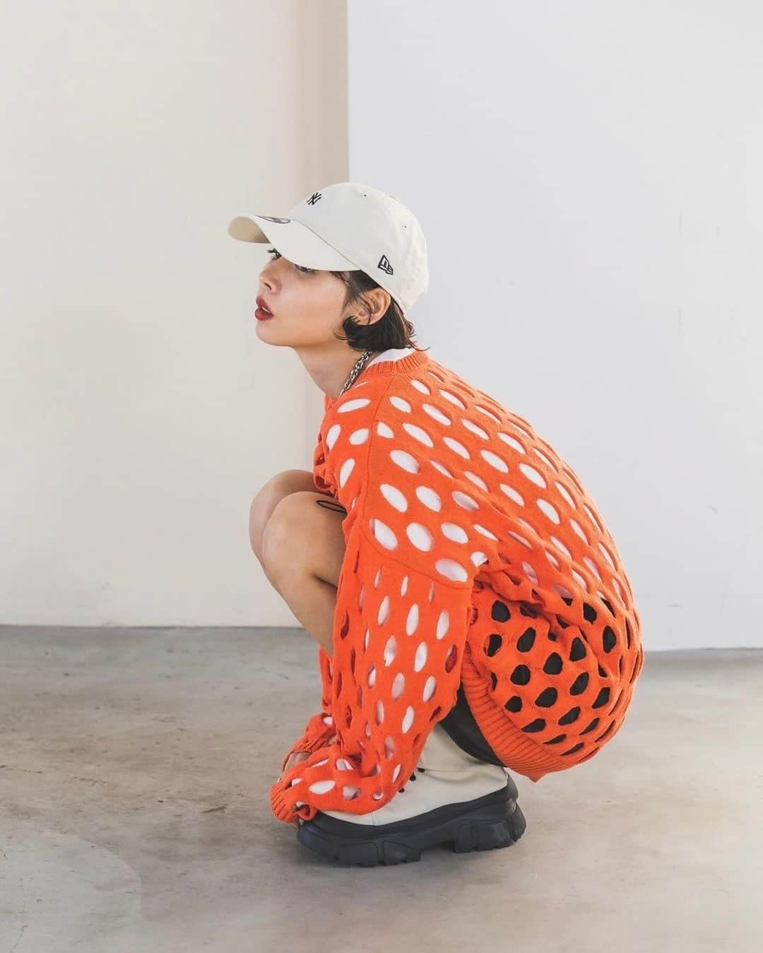 ページボーイのインスタグラム：「【 24SPRING COLLECTION 】  〈 サークルメッシュプルオーバー 〉 ¥6,600(tax in)ㅤ offwhite,charcoal,apricot/3color  ──────────────────ㅤ  大きめのメッシュ編みが目をひくニット。  インナーにロンTやタンクトップを合わせたレイヤードコーデが◎ シンプルなボトムと合わせても、 １枚でコーディネートの主役になるアイテム。  #サークルメッシュプルオーバー_pb ㅤ #24SS_PAGEBOYㅤ #PAGEBOY #ページボーイ #モード系 #モード系ファッション #オレンジコーデ #メッシュトップス #メッシュニット #カラーニットコーデ #カラーニット #春服コーデ #春服 #春コーデ」