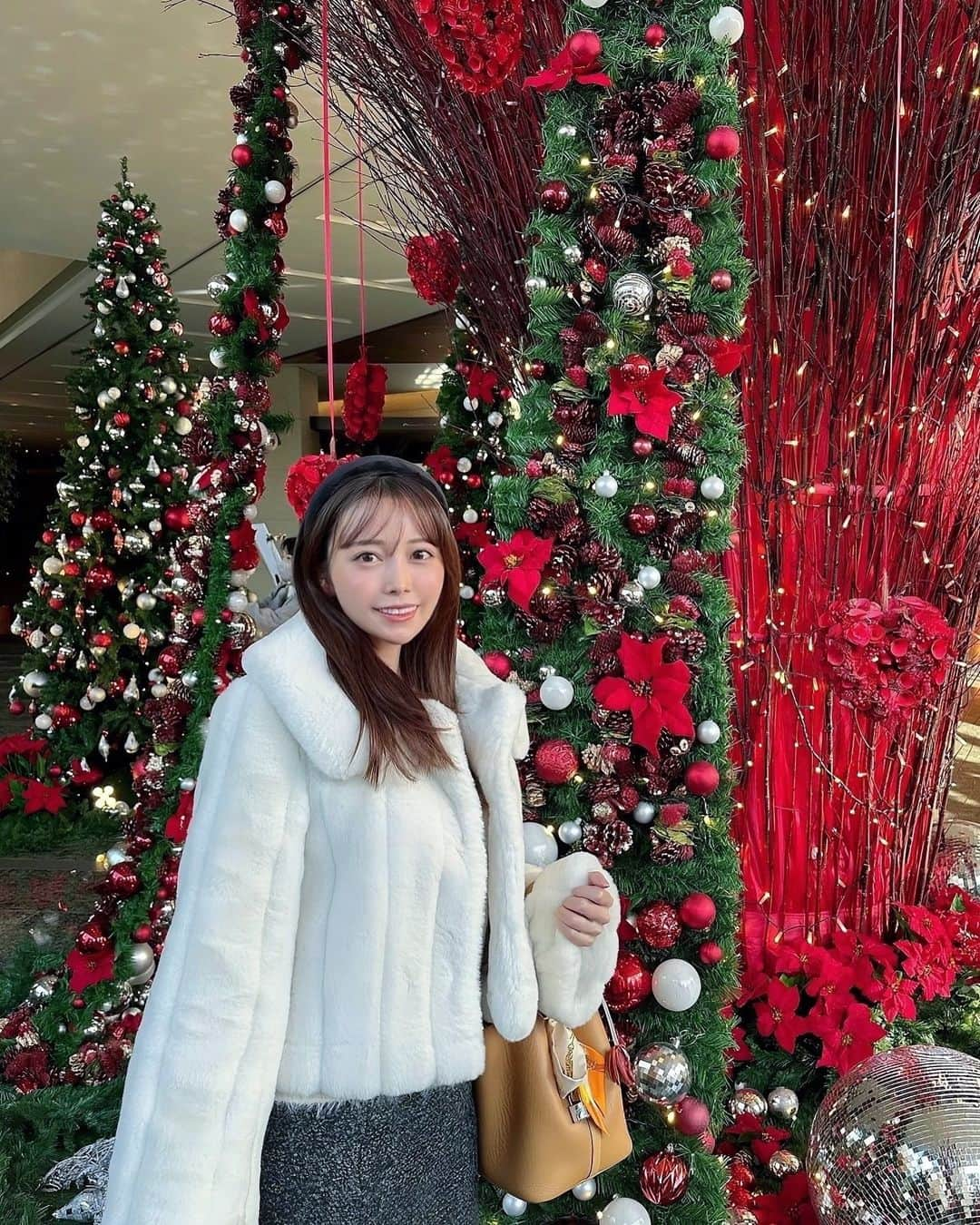 辻満里奈のインスタグラム：「クリスマスツリーの森？みたいな一角を発見🎄✨笑 一緒にいた友人が撮ってくれました☺️  ちなみに白いもこもこのアウターは、今年買った @herlipto のもの🤍 初めて着てみたけど、今日はポカポカ陽気すぎてちょっと暑かった⛄️ (可愛いからいいのです😌🤍笑)  #グランドハイアット東京 #クリスマスツリー #grandhyatttokyo #christmas #christmastree #🎄 #herlipto #冬コーデ #セントフォース #アナウンサー #辻満里奈」