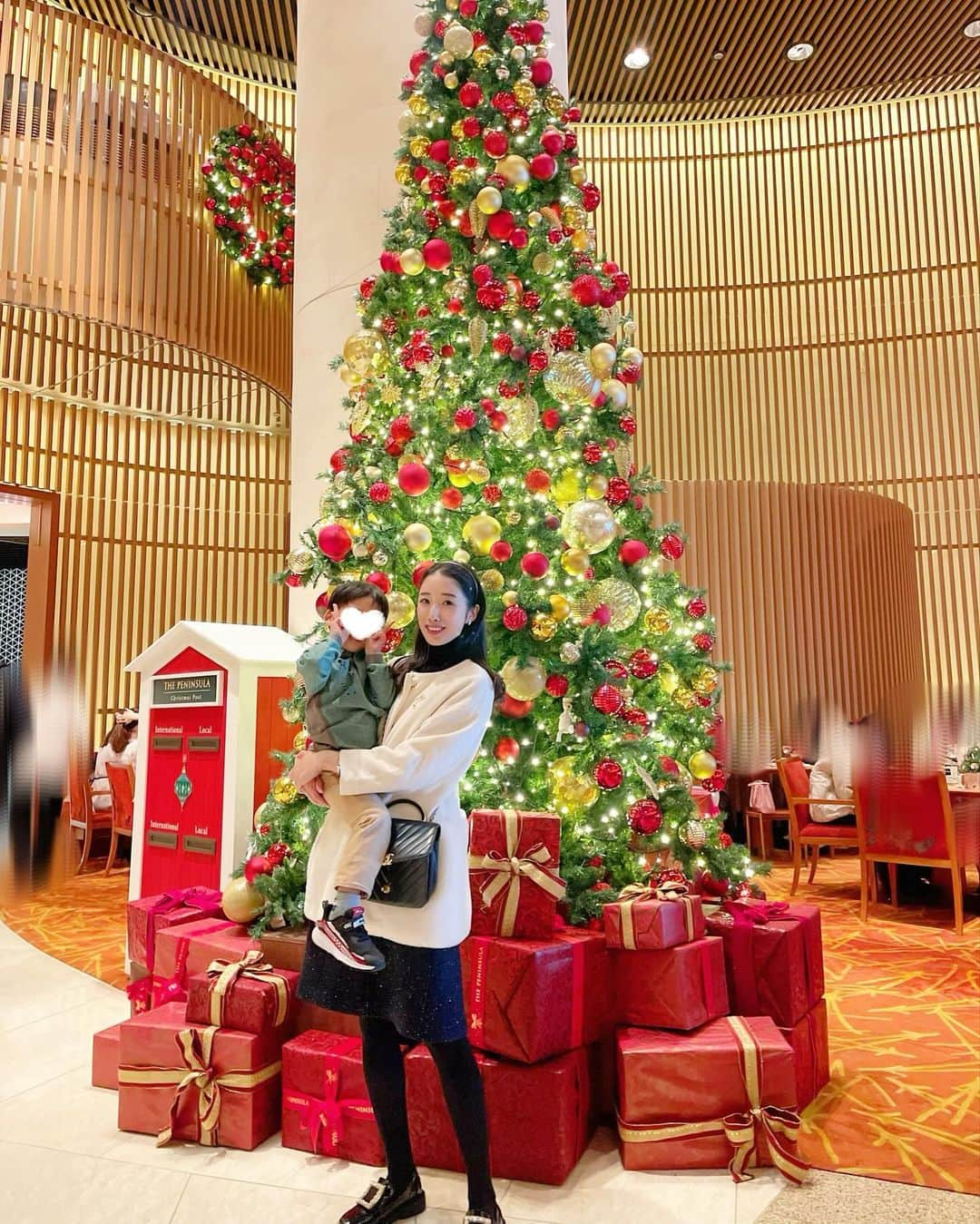 越馬千春のインスタグラム：「. 息子と幼稚園のお友達と楽しみにしてた日🎄🩷🎅 @thepeninsulatokyo の素敵なツリーが綺麗でした💫  この日のことはまた書きます🎄❤️  エコファーアウターお気に入りです🤍☃️ 今年 @emdot_official のコートは2着目かな✨🌟 #coordinate #コーディネート #コーデ #fashion #ootd #おでかけコーデ#ママコーデ#いつコ#ブルベ夏 #骨格ナチュラル #ソフトエレガント#コート#coat#エムドット」