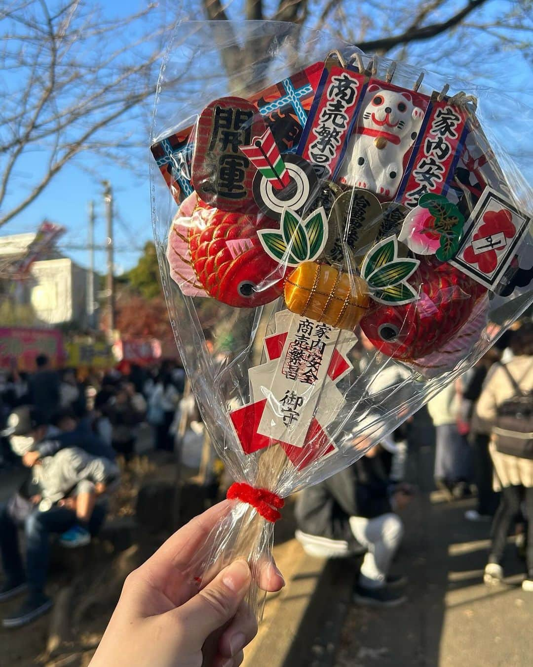 荒木未歩さんのインスタグラム写真 - (荒木未歩Instagram)「大宮の十日市に行ってきました☺️  人いっぱいいて大変だったけど、 とりあえずおうちに飾る用を 買ってきました😊  ちゃんとした商売繁盛のものは 旦那に買ってもらいます😂😂  お祭りって何歳になっても楽しいな〜✨  ちなみに晴琉くんは抱っこ好きだから 爆睡でした🤤🤤  #新米ママ #おまつり #お祭り #十日市 #大宮グルメ #令和5年ベビー #男の子ベビー #男の子ママ」12月10日 19時22分 - mihoaraki__official