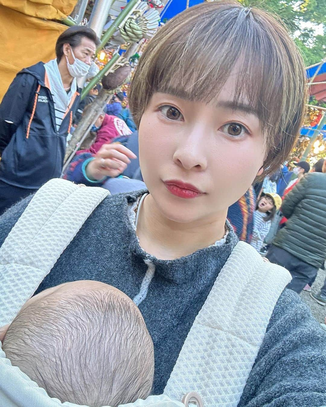 荒木未歩さんのインスタグラム写真 - (荒木未歩Instagram)「大宮の十日市に行ってきました☺️  人いっぱいいて大変だったけど、 とりあえずおうちに飾る用を 買ってきました😊  ちゃんとした商売繁盛のものは 旦那に買ってもらいます😂😂  お祭りって何歳になっても楽しいな〜✨  ちなみに晴琉くんは抱っこ好きだから 爆睡でした🤤🤤  #新米ママ #おまつり #お祭り #十日市 #大宮グルメ #令和5年ベビー #男の子ベビー #男の子ママ」12月10日 19時22分 - mihoaraki__official