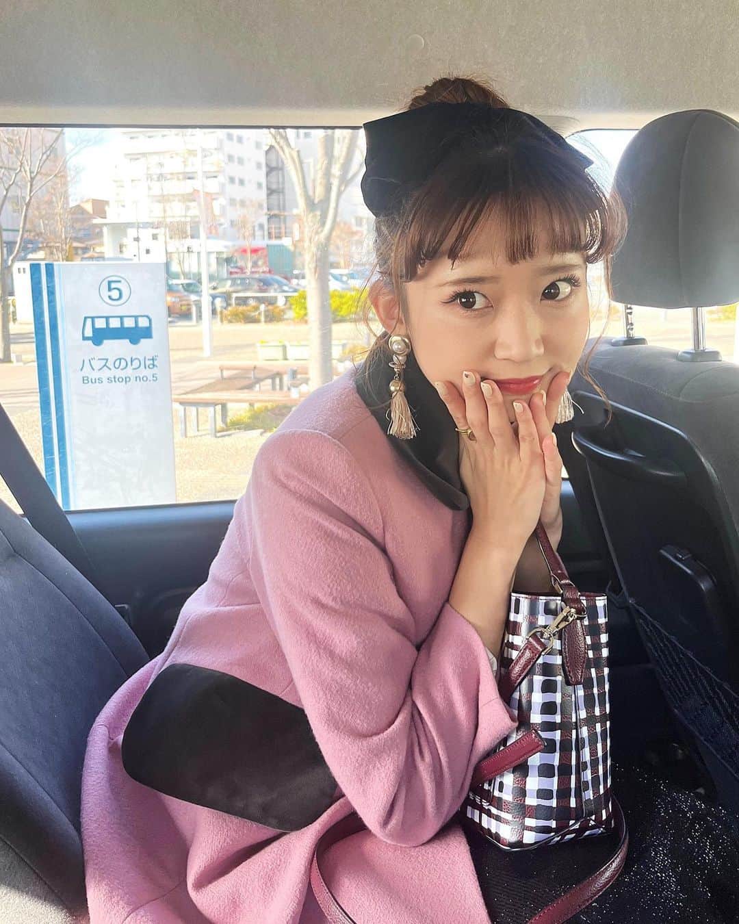 Madoka Yamamotoのインスタグラム：「団子リボンは手持ちの中で1番でかい直径25cm🎄from姉🎀アンプリスタッセル2023💎ピンク丸襟コートお婆ちゃんになったらブローチつけて👵🏼👚ケイトスペードかばん♠️ ・ ・ #お団子ヘア#リボン」