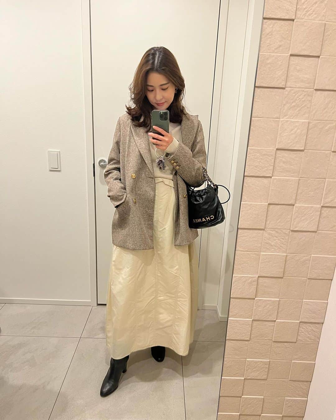 MelonHarunaさんのインスタグラム写真 - (MelonHarunaInstagram)「プレゼントでしてもらった お気に入りスウェット🖤🩶🪽と、最近  あったかくてアウター要らない😊  ・ ・ #ママコーデ」12月10日 19時29分 - melon_867