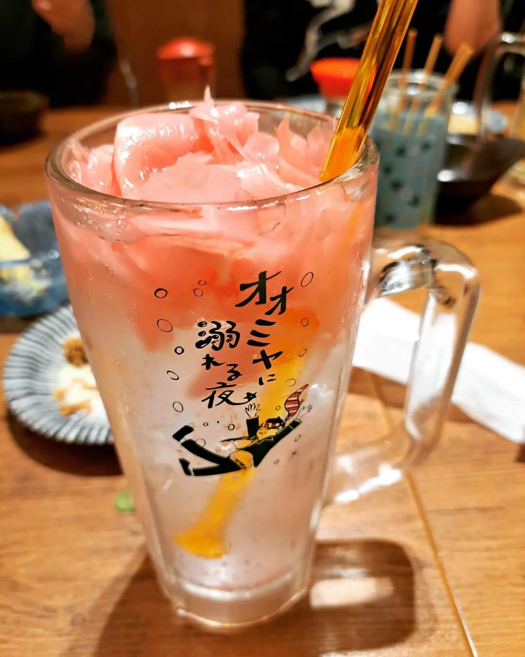 谷口キヨコのインスタグラム：「軽く打ち上げで乾杯🍻軽くよ、軽く😆がりたっぷりのチューハイもよいよね～😆」