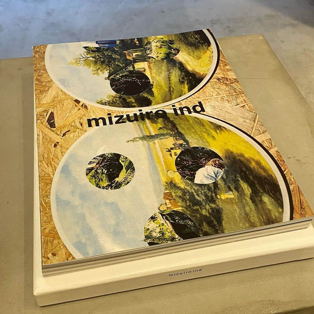 タイキさんのインスタグラム写真 - (タイキInstagram)「「mizuiro ind / ミズイロインド」がブランド初となる、写真集を発売📚✨ 　 発売を記念したエキシビジョンに行ってきましたよ☺️  エイジレス、ボーダーレス、多様性をテーマに、スタイリスト山本マナ氏によるディレクション＆スタイリングで7名のクリエイターがブランドの独創的な世界観をそれぞれの視点で表現した一冊✨　  一年半という月日をかけてついに発表とのことです❣️  @mizuiroind_official  #mizuiroind」12月10日 19時34分 - taiki_jp