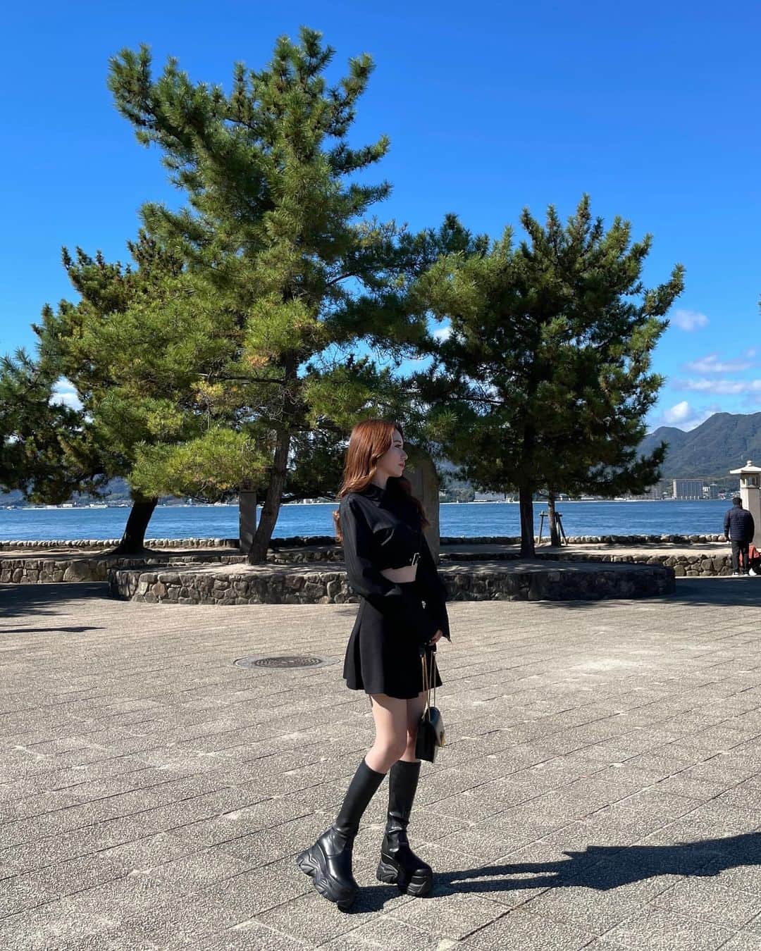 川猿てるみのインスタグラム：「. 広島行った時の🐰 厳島神社いって鹿ちゃん発見🥹💡 あなごとお好み焼きも美味しかった😋  ただ日曜日に行ったから 今度は栄えてる時に行きたい🤣笑 その時は牡蠣食べたいなあ🦪」