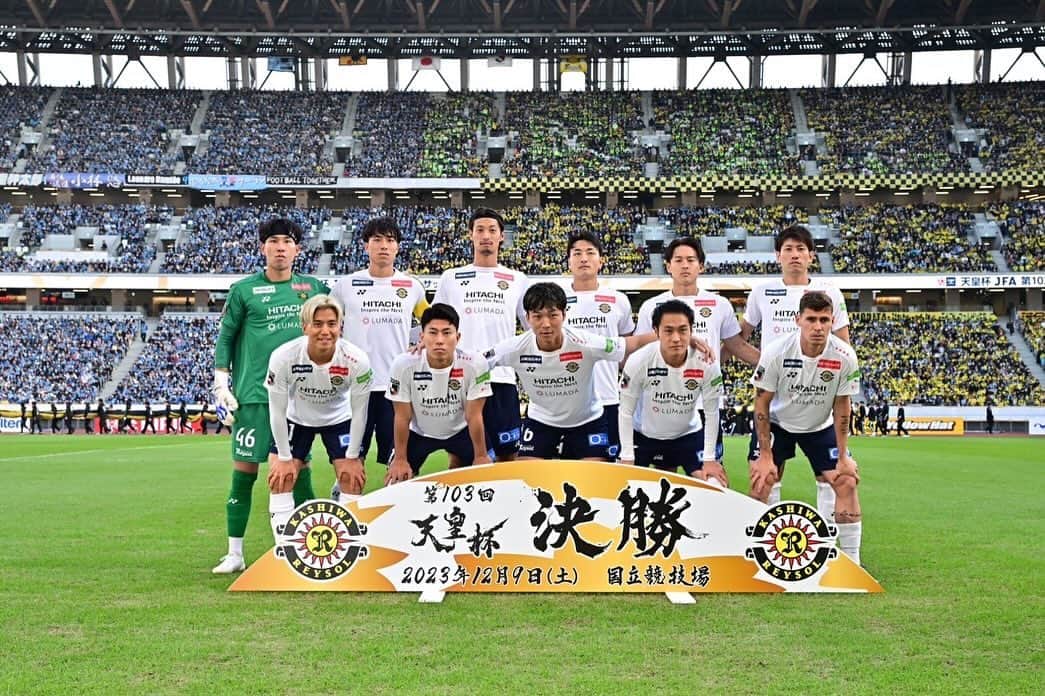 小屋松知哉のインスタグラム：「2023シーズンが終わりました。 自分自身のサッカー感や人生についてたくさん考え、悩んだシーズンでした。  どんなに苦しくても応援し続けてくれた。 国立での最高の雰囲気を感じさせてくれた。 ファン、サポーターの皆さん本当にありがとうございました！  心身ともに休んでリフレッシュしたいと思います。 1年間ありがとうございました。  #柏レイソル」
