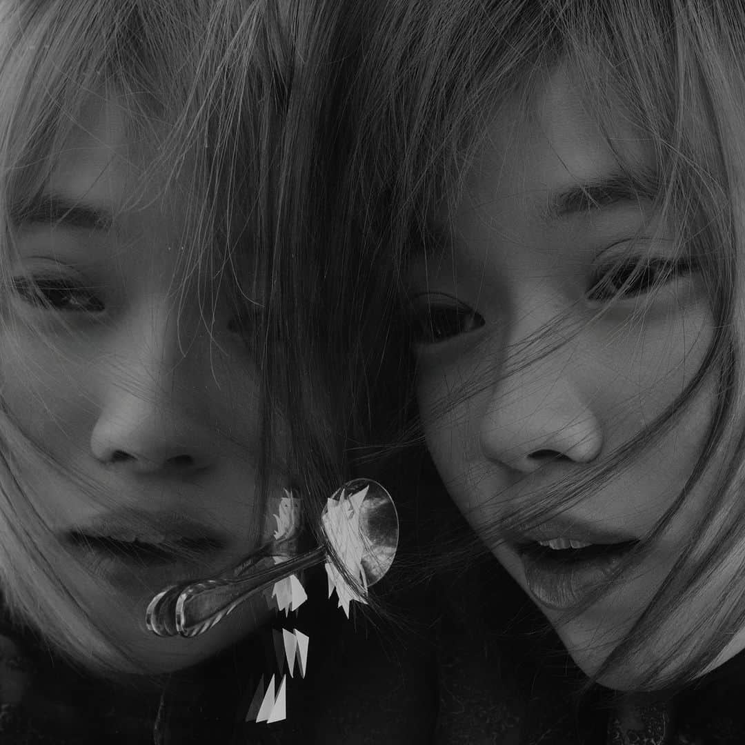 コハラタケルのインスタグラム：「水咲加奈さんの「舞踏会」ジャケット写真を担当しました。今回、お話をいただいてからイメージを膨らませ、モデルは麗 怜衣さんにお願いしました。悩んで、妄想して、白紙に戻して。水咲加奈さんと君島大空さん。様々な想像のなかからこの写真を撮りました。  リリースは12/25のクリスマス。ぜひお楽しみに。」