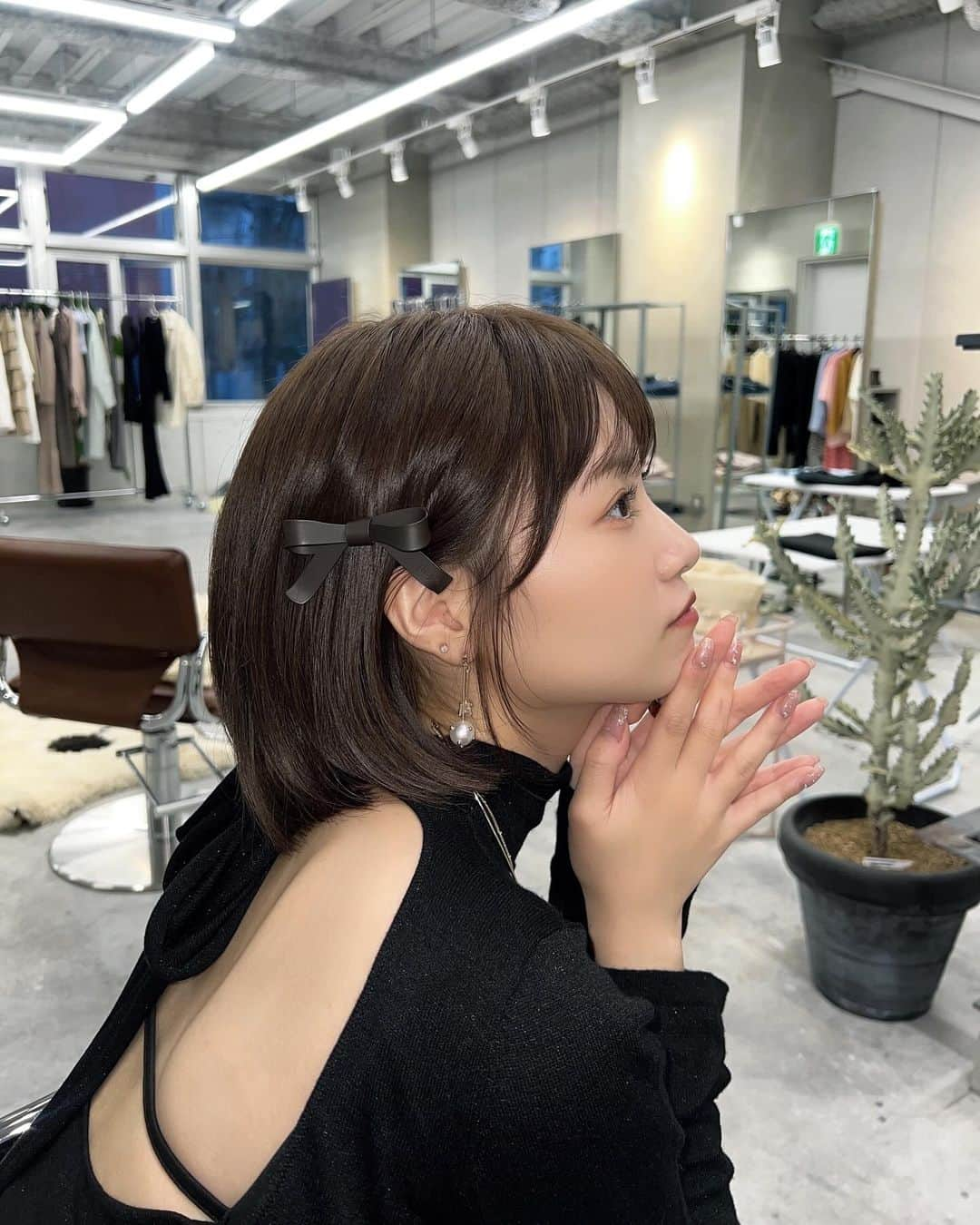 朝長美桜さんのインスタグラム写真 - (朝長美桜Instagram)「🛍️🎪👧🏻  福岡でのフリーマーケットありがとうございました♡♡  先月の東京に引き続き、リクエストが多かった福岡でも開催させていただきました☺️  オープン前から並んで下さって、 沢山の方々に来ていただけて、福岡の皆さんにお会いできてとっても嬉しかったです✨ プレゼントやお手紙もありがとうございます♡ 大切にさせていただきます✨  いっぱい着てあげて下さいねん👗🫧  スペースを貸して下さった、こぱさんやfevの皆さん、お手伝いをしてくれたひなのちゃん、 本当にありがとうございました。  皆さん、お優しくて大好きなのです🥰  そして、フリマが始まる前にこぱさんにカラーとセットしていただきました💇🏻‍♀️🫶🏻 可愛くしてくれてありがとうございます♡♡ リボンのヘアピンは、ファンの方にいただいたもの🎀🩷とっても可愛いありがとうございます♡  また、福岡の皆さんにお会いできる機会を作れるように頑張ります！」12月10日 19時39分 - miochan_0517