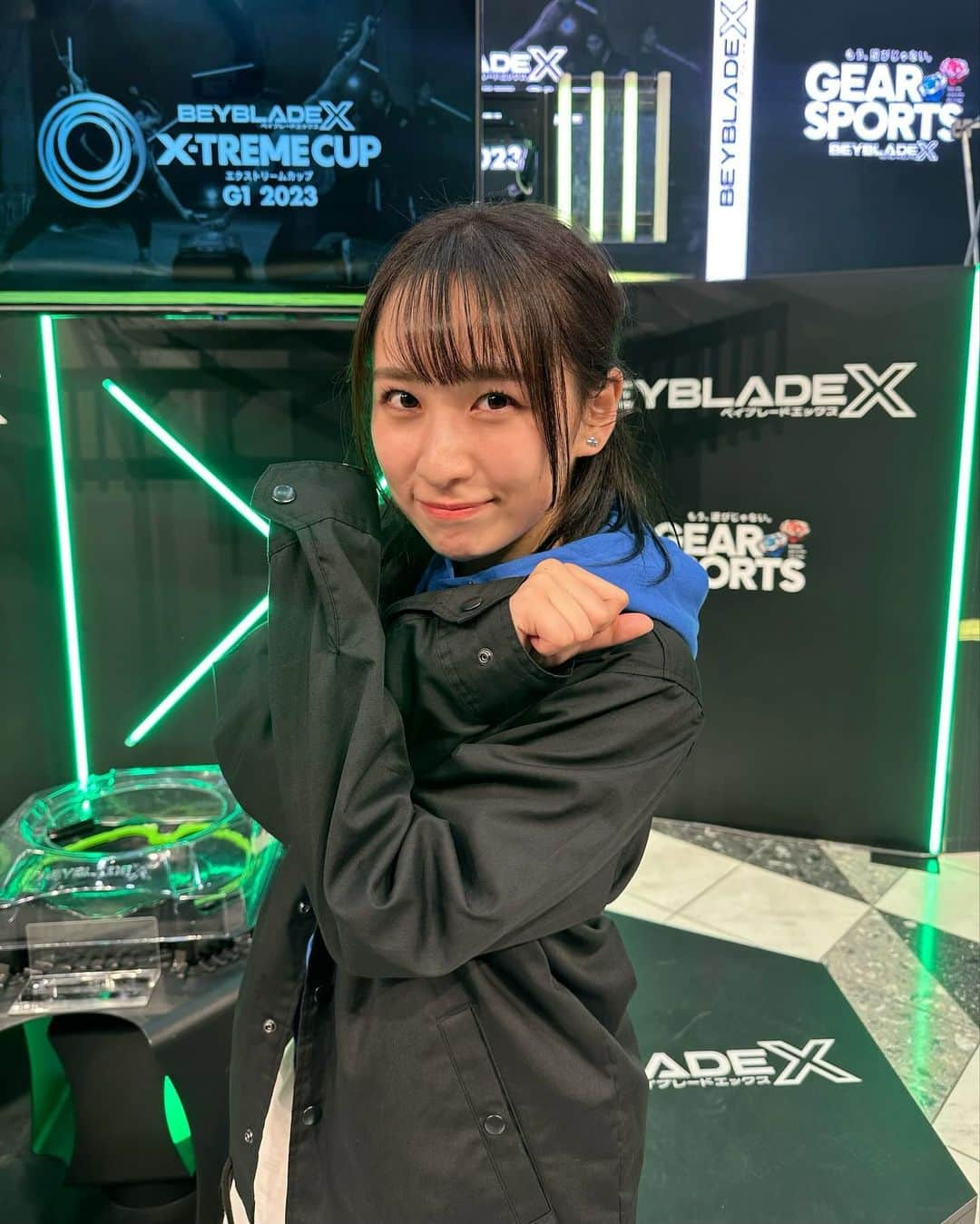 伊藤雨音のインスタグラム：「ベイブレードX 初のG1大会 エクストリームカップG1 2023が閉幕しました〜!! イベントの進行と、トーナメントの実況席に座らせていただき、本当に恐れ多い気持ちもありながら全力でベイブレードを楽しませていただきました!!  会場のみなさんが一緒に盛り上げてくださって、進行もとてもやりやすくて!! ベイバトルはみんなで一体になって応援して。 夢中になれるものがあるって素敵だなって思いました。  イベントを終えてそのままの熱量で文章書いてる!!笑 興奮が残ってます。  ベイチューブ公開されるの楽しみだ🥳  2枚目はヘッドセットマイクにテンションがあがる2人です。」