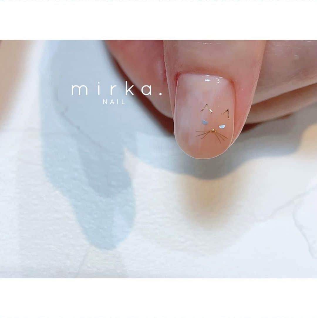 mirka. NAIL(ミルカネイル)のインスタグラム：「⁡ ⁡ ⁡ 親指にさりげなく🐱 ⁡ ⁡ ⁡ …………………………………………………………… ⁡ ご予約、お問い合わせは LINE ID⇒ @mirka.nail (@含む)まで。 ⁡ ご新規様はハイライトの「ご案内」と「ご予約方法」を必ずお読みいただいてからご予約くださいますようお願いいたします。 空き状況や詳細はLINEの投稿からご確認ください。 ⁡ ⁡ ⁡ ⁡ #mirkanail#nails#nail#nailart#naildesign #ショートネイル#ネイルアート#ネイルデザイン#ネイル#大人ネイル#シンプルネイル#オフィスネイル#ニュアンスネイル#ナチュラルネイル#カジュアルネイル#ショートネイルデザイン#美甲#冬ネイル#冬ネイル2023 #プライベートサロン#プライベートネイルサロン#東京ネイルサロン#東京ネイル#江東区ネイルサロン#森下#清澄白河 ⁡」