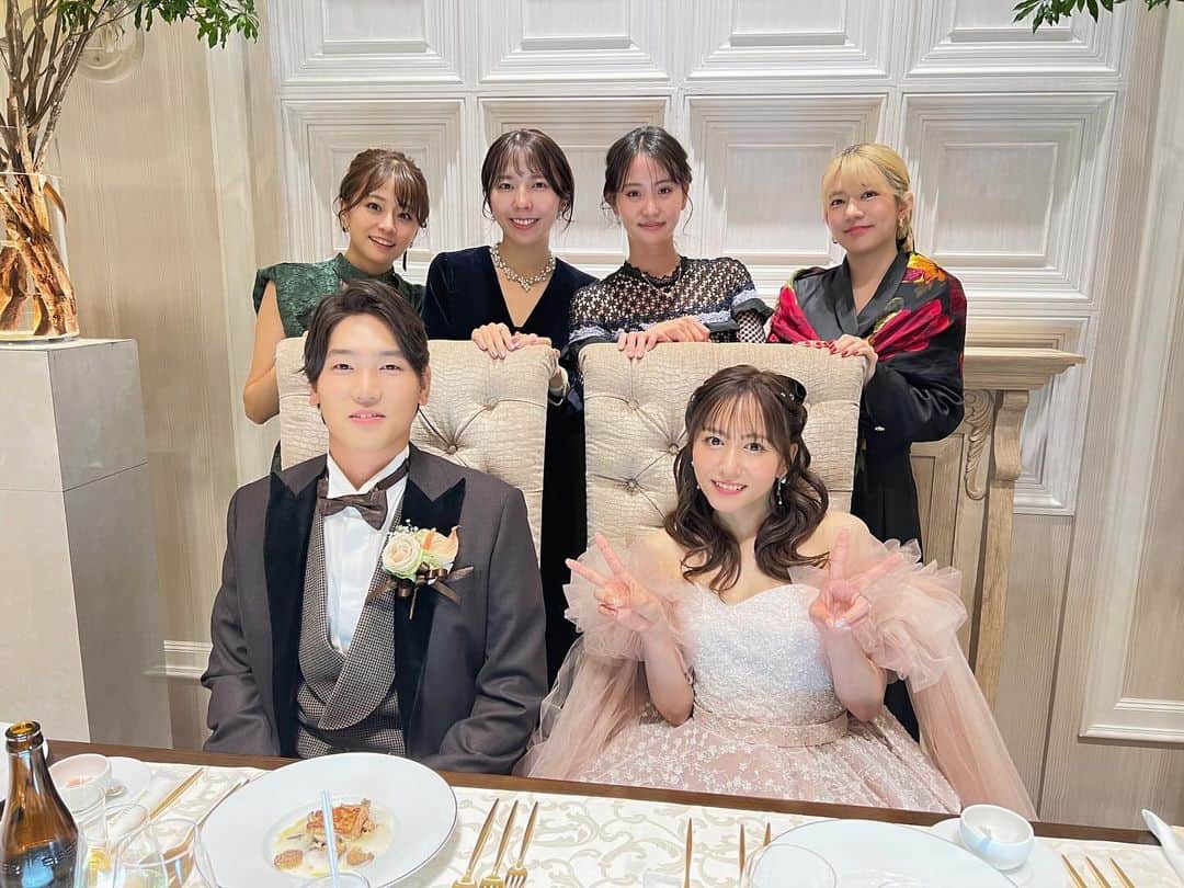 島田晴香のインスタグラム：「美奈の結婚式に参列してきました。 約一年前からスケジュールを教えてくれてて すごくすごく楽しみにしていた日💐  16歳の頃に出会い、いろんな経験を一緒にして、 離れた時期もあったけど大人になった今でも 連絡取りご飯行ったりお茶したり 歳はとったけど出会った時と変わらない関係で いられてるのはとても素敵なことだよね😌  同期での写真🥰 やぎさんも麻里子も美宥とも久しぶりだったけど そんな感覚も全然なくて本当居心地の良い9期。 みーんな大人になりました🤣  ドレス👗姿の美奈は本当に綺麗で くしゃっと笑う顔が可愛いかったなぁ🤍  改めて、本当におめでとう。 幸せな時間をありがとう。 そして、これからもよろしくね。  @obamina__43  @mariyagi_san  @mariko_nakamura1216  @miyusanno.official」