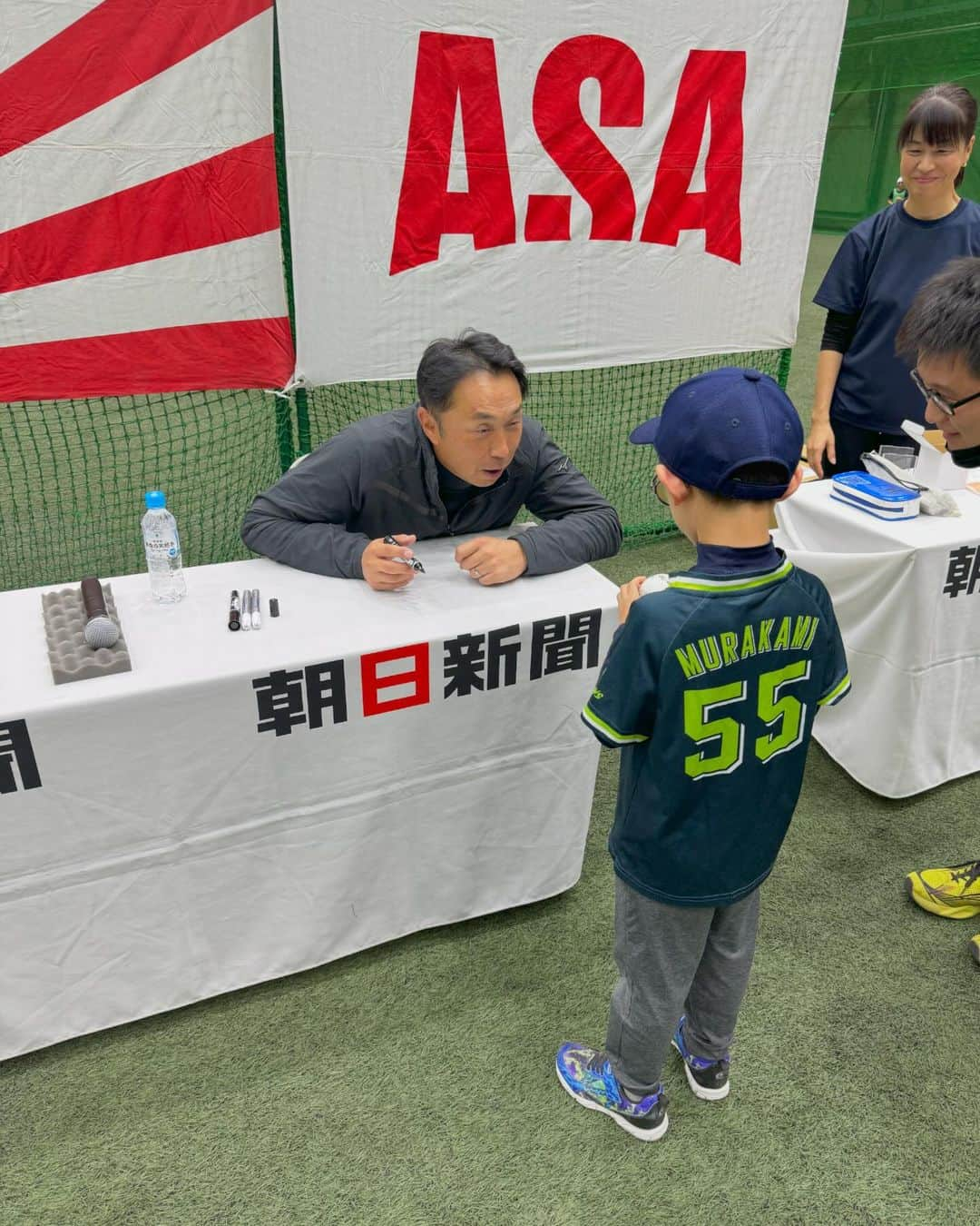 宮本慎也さんのインスタグラム写真 - (宮本慎也Instagram)「朝日新聞主催キャッチボールボール教室 〜神宮外苑室内競技場 キャッチボール初心者から経験者まで 沢山集まってもらいました。 サイン会、トーク、キャッチボールなど 楽しい時間でした。」12月10日 19時52分 - shinya_miyamoto1105