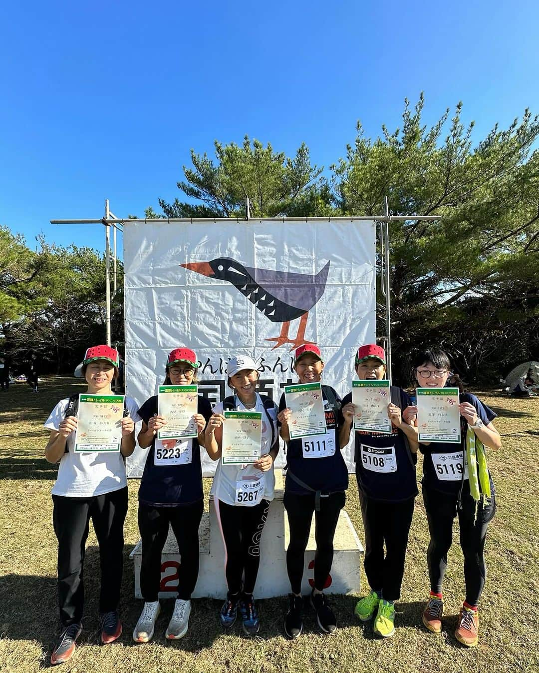 田中律子さんのインスタグラム写真 - (田中律子Instagram)「沖縄国頭トレイルランの大会に行ってきましたー🏃‍♀️ 私は8.6キロのトレイルウォークに参加🙌🏼 去年も出て2回目✌🏼 今年は、座間味島から友人タムと愉快な仲間たちが5人参加だったから一緒にトレイルウォーク👣たまに走ったり、しゃべったり、あめちゃんもらったり、やっぱり仲間がいるといいねー‼️最後まで楽しく汗だくでみんなで頑張りましたー👏🏼👏🏼👏🏼座間味島チームはみんなスイカ🍉キャップを前日に買ってお揃い😂あーん、私も持ってたのにー🍉来年は全員でスイカ🍉キャップかな🧢みんなー、ありがとうね🫶🏼  大会運営のみなさま、ありがとうございました、今年も楽しく参加できましたーーー🙏  #okinawa  #okinawalife  #海のある生活  #やんばるふんばる #国頭トレイルランニング大会  #トレイルウォーク  #海もいいけど山もいい  #やんばるくいな」12月10日 19時52分 - ri2kotanaka