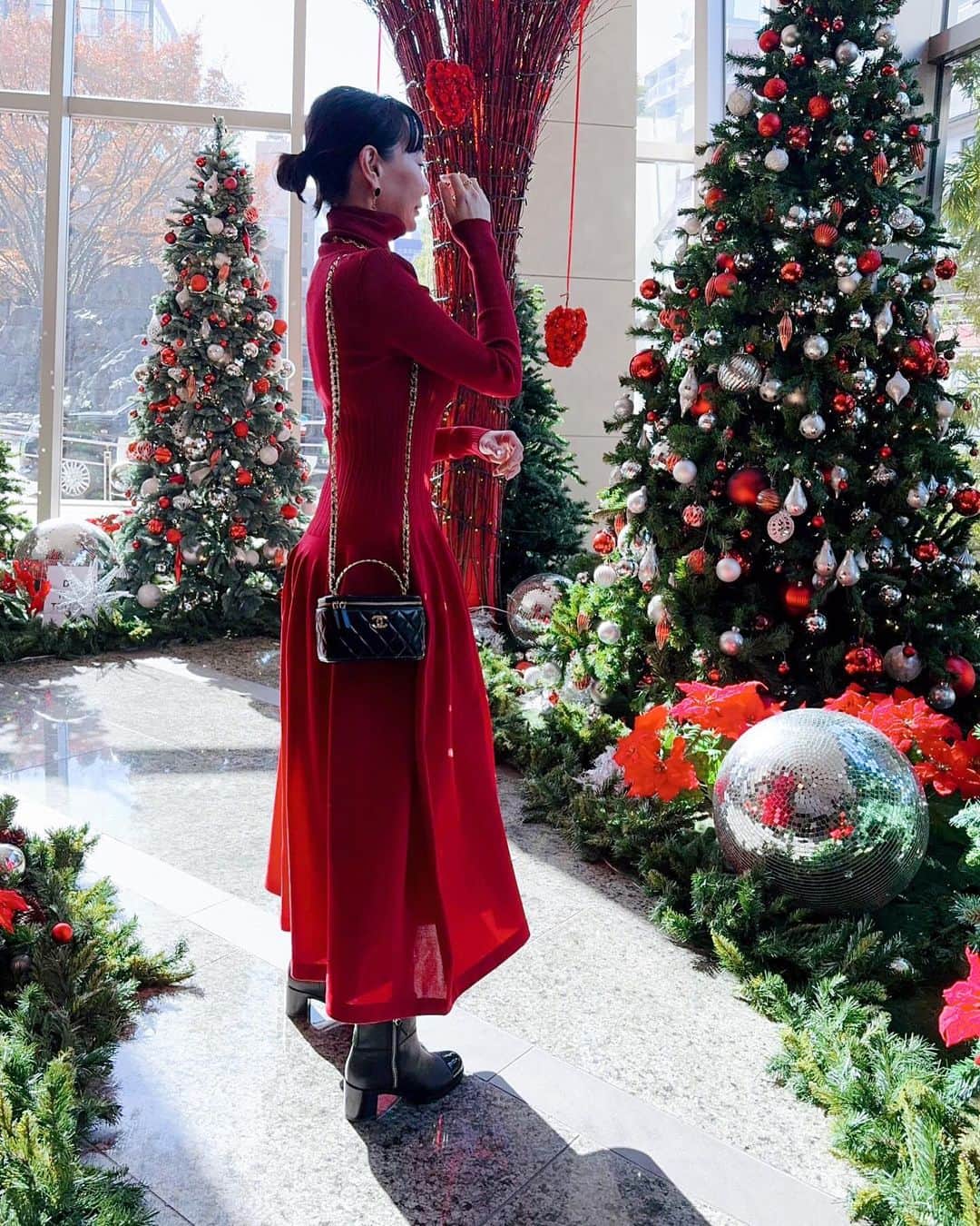 カオルコさんのインスタグラム写真 - (カオルコInstagram)「♥️🖤  ドレスアップしてクリスマス会へ。  赤ってウキウキする。 ホテルのクリスマスって可愛いよね。 可愛いドレスと新作アクセサリーを付けたらそれでもう半分できあがり。 あとは美味しいお酒と食事と楽しい仲間たちとわちゃわちゃ。  ootd accessories shoes bag @chanelofficial  dress @haengnae_official #ad #outfit」12月10日 19時52分 - ka_ruk_