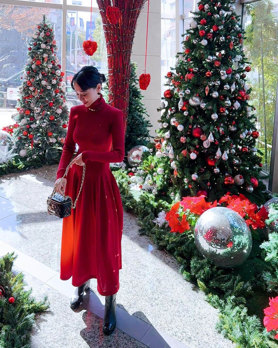 カオルコのインスタグラム：「♥️🖤  ドレスアップしてクリスマス会へ。  赤ってウキウキする。 ホテルのクリスマスって可愛いよね。 可愛いドレスと新作アクセサリーを付けたらそれでもう半分できあがり。 あとは美味しいお酒と食事と楽しい仲間たちとわちゃわちゃ。  ootd accessories shoes bag @chanelofficial  dress @haengnae_official #ad #outfit」