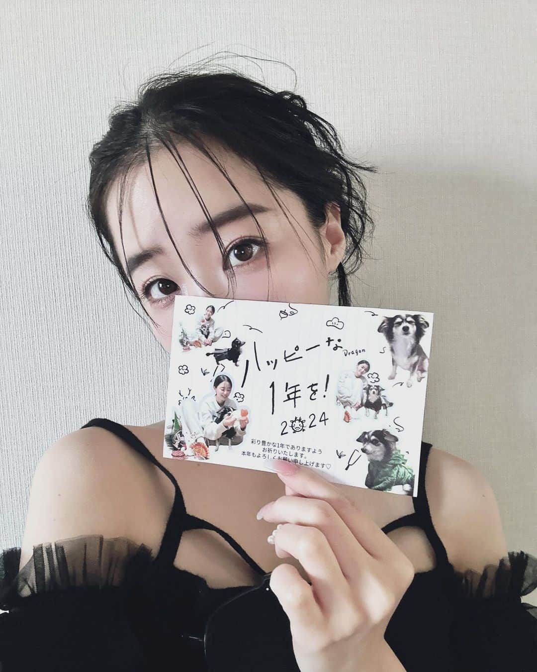 休井美郷さんのインスタグラム写真 - (休井美郷Instagram)「2024年の年賀状でーきた！🕊✨  「みてね年賀状」のアプリで作成しま‪した✨  スマホでパシャパシャ撮って、あっという間に簡単にかわいい年賀状がつくれました♡ 自動レイアウトもあるから最短1分。🤣  ちなみに、👇🏻のクーポンコードを入れると、印刷代10%オフになります‪🫶🏻🤍 クーポン：misato_2024  詳しくは、みてね @mitene_official のプロフィールURLをご覧下さい✨  今なら3枚無料でお試し年賀状もできるよ～🕊🎍 (お試し年賀状は早期終了もあるのでお早めに！)  #PR#みてね年賀状#みてね#みてねアプリ#年賀状」12月10日 20時02分 - kyuui_misato