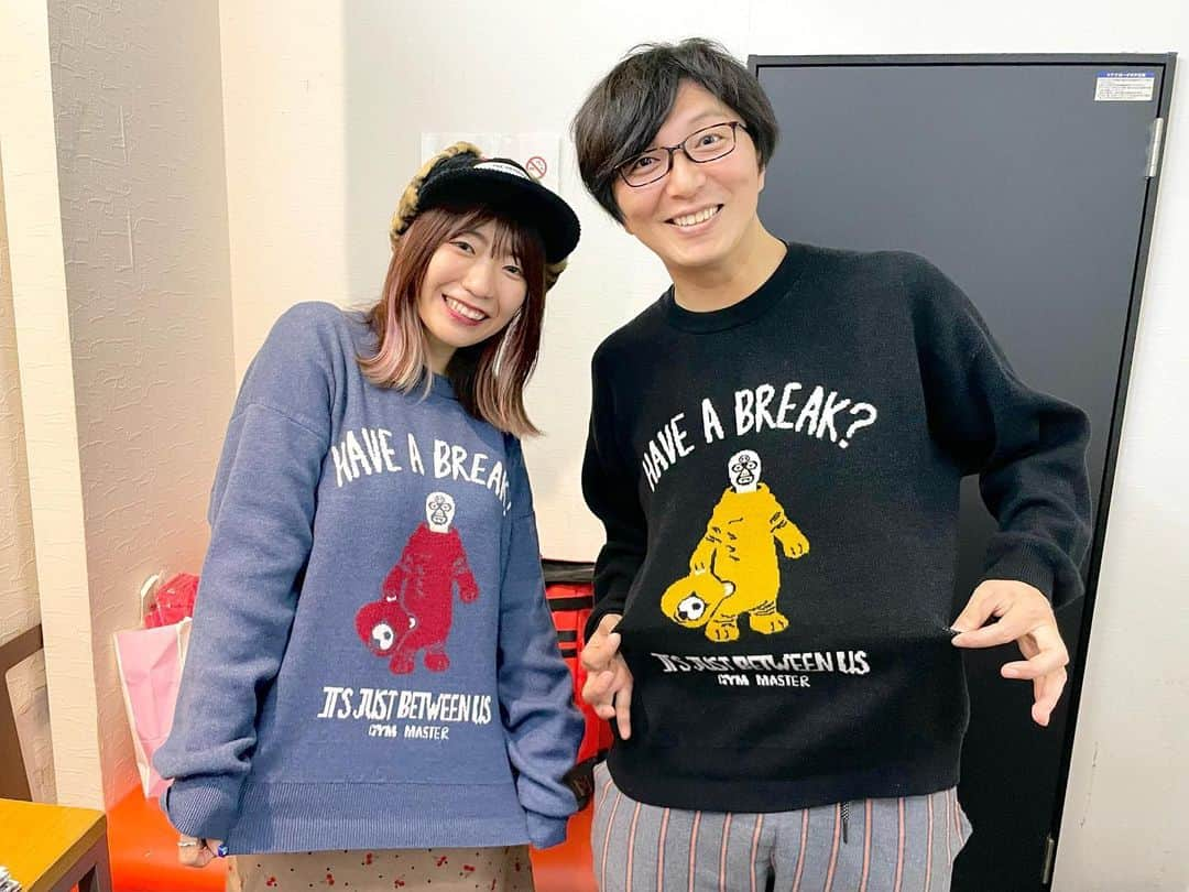 ぱいぱいでか美のインスタグラム：「礼央さんとお揃い👫🧶 . gym masterさんのニット！ 蓮華ちゃんも持っててこねくとチームで着まくりですが この前の #ラジオを愛でる会 で とくに打ち合わせることなく双子コーデに成功しました‼️笑 gym masterさんいつもありがとうございます🫶🏻 公式では売り切れちゃってるらしいんだけど 他のアイテムもめっちゃ可愛いですよん🎶  ラジオを愛でる会、楽しかったな〜☺️ みんなラジオ好きだなあ私も好きだなあとなった会でした 有難いことにラジオのレギュラーを何本もやらせて頂けてるので 今後も聴いてください！よろしくお願いします✊🏻 . #gymmaster #こねくと #TBSラジオ #土屋礼央 さん #ラジオを愛でる会 #fav795 #ノーギャラジオ #dkmbayfm #NACK5 #bayfm #MBSラジオ #でか美私服 #でか美衣装 #でか美ちゃん」