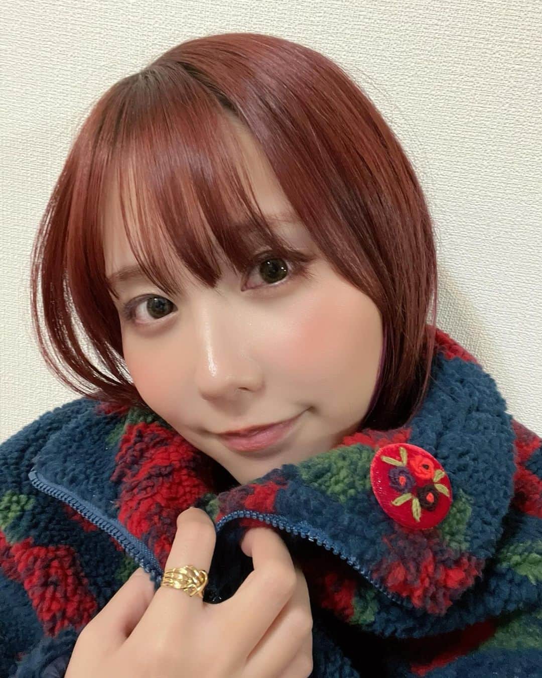 神成藍子さんのインスタグラム写真 - (神成藍子Instagram)「最近買ったかわちすぎるjouetieのモコモコジャケット🐑♥️ 可愛いボタンを見つけたからブローチにしてつけてみた🥰とっても合ってて可愛いね(#^.^#)♥️」12月10日 19時57分 - kanna_nijimura