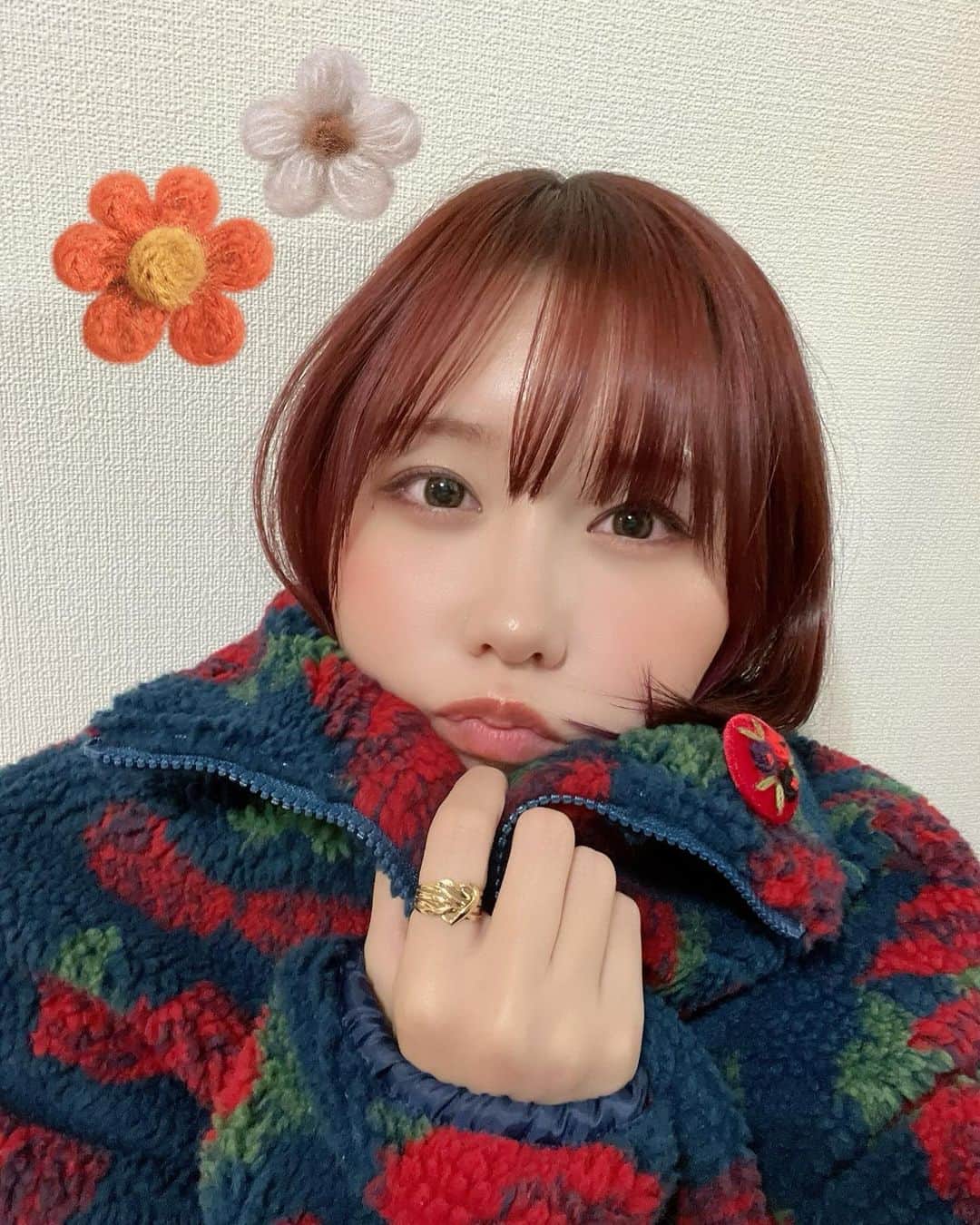 神成藍子のインスタグラム：「最近買ったかわちすぎるjouetieのモコモコジャケット🐑♥️ 可愛いボタンを見つけたからブローチにしてつけてみた🥰とっても合ってて可愛いね(#^.^#)♥️」