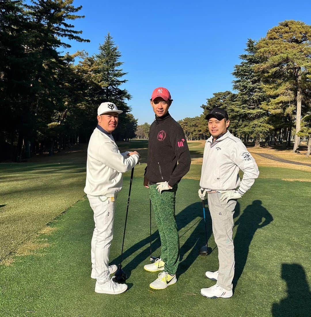 田淵裕章さんのインスタグラム写真 - (田淵裕章Instagram)「半年ぶりのラウンド⛳️ 内容を四字熟語で例えると 「縦横無尽」  誰よりも、コースを走り回っておりました。  #久々ラウンド  #ゴルフ #幼馴染  #ゴルフ日和」12月10日 19時57分 - yushoh.tabuchi