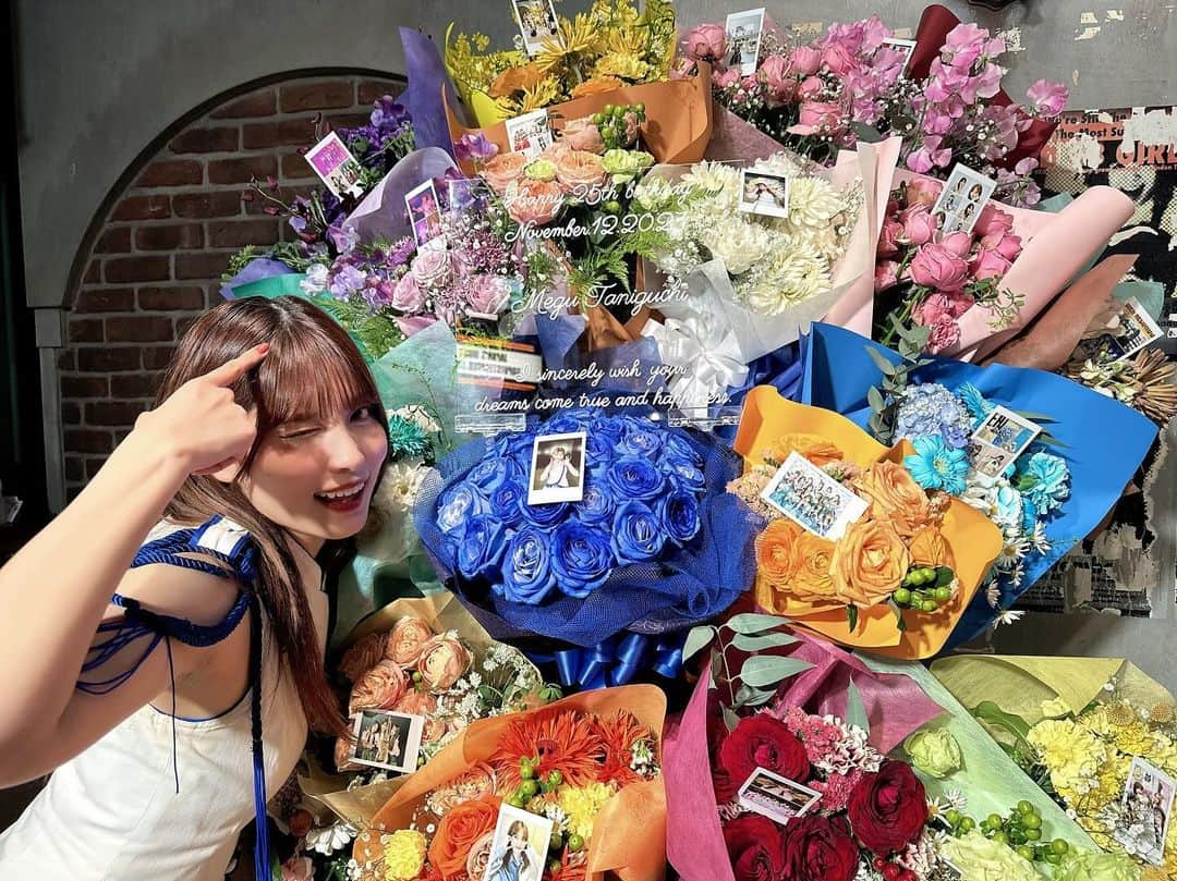 谷口めぐさんのインスタグラム写真 - (谷口めぐInstagram)「.  生誕祭ありがとうございました〜💐  今年も大好きなファンの皆さんにお祝いしていただけて凄く嬉しかったです🥳💖  今年の生誕祭のスタフラがめちゃくちゃ可愛くて 25歳だから、25種類の花束を用意してくださったみたいです...✨️  しかもその25種類の花束はどれも違うお花でちゃんと花言葉も考えながら選んでくれて... 私のことを考えながら用意してくれて本当にありがとう！  凄くお気に入りのスタフラです🫶🏻   #AKB48  #谷口めぐ #谷口めぐ生誕祭」12月10日 19時58分 - o_megu1112