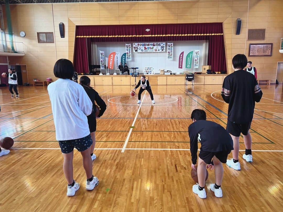 栗原三佳のインスタグラム：「#さがみらスポプロジェクト  #佐賀県  #バスケ教室  #バスケクリニック  #オールトヨタ」
