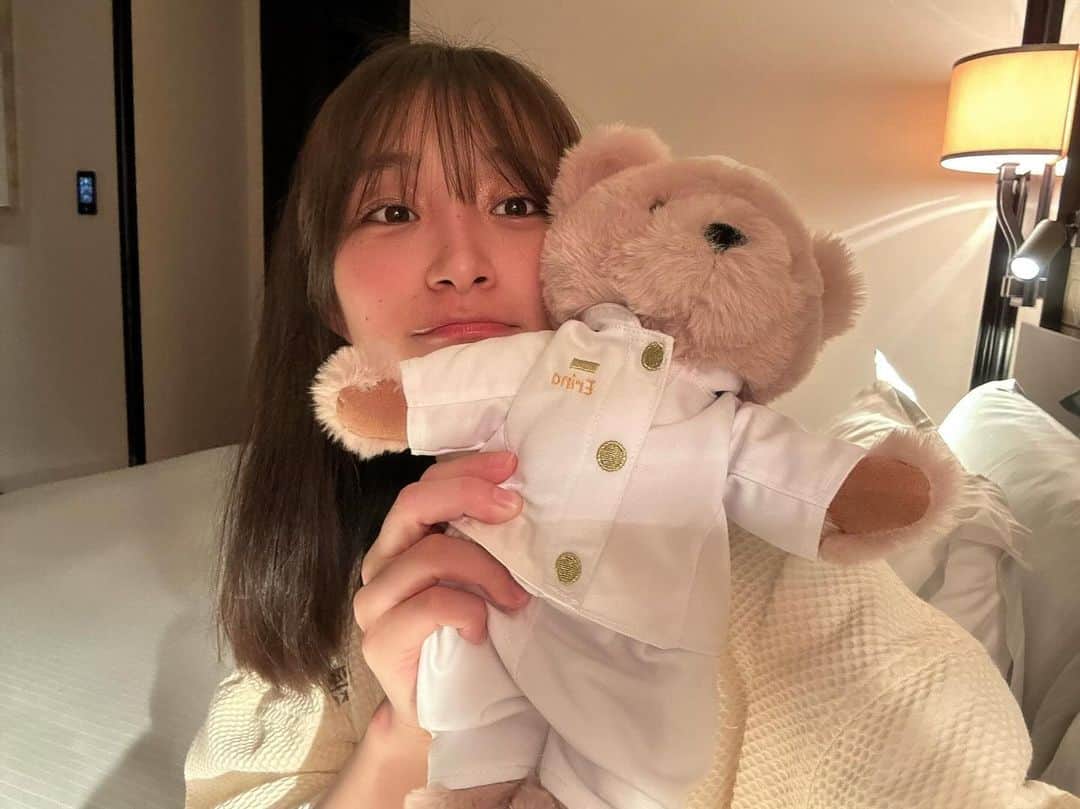 益田恵梨菜のインスタグラム：「. すっぴん投稿久しぶりな気がする ペニンシュラホテルでの就寝前𓂃 𓈒𓏸 . なんと、名前入りのテディベア🧸 格好もペニンシュラ仕様でテディベアもふわふわで ホテル滞在中は一緒に寝て、今も一緒に家にいるよ♪ . #香港 #ペニンシュラホテル」