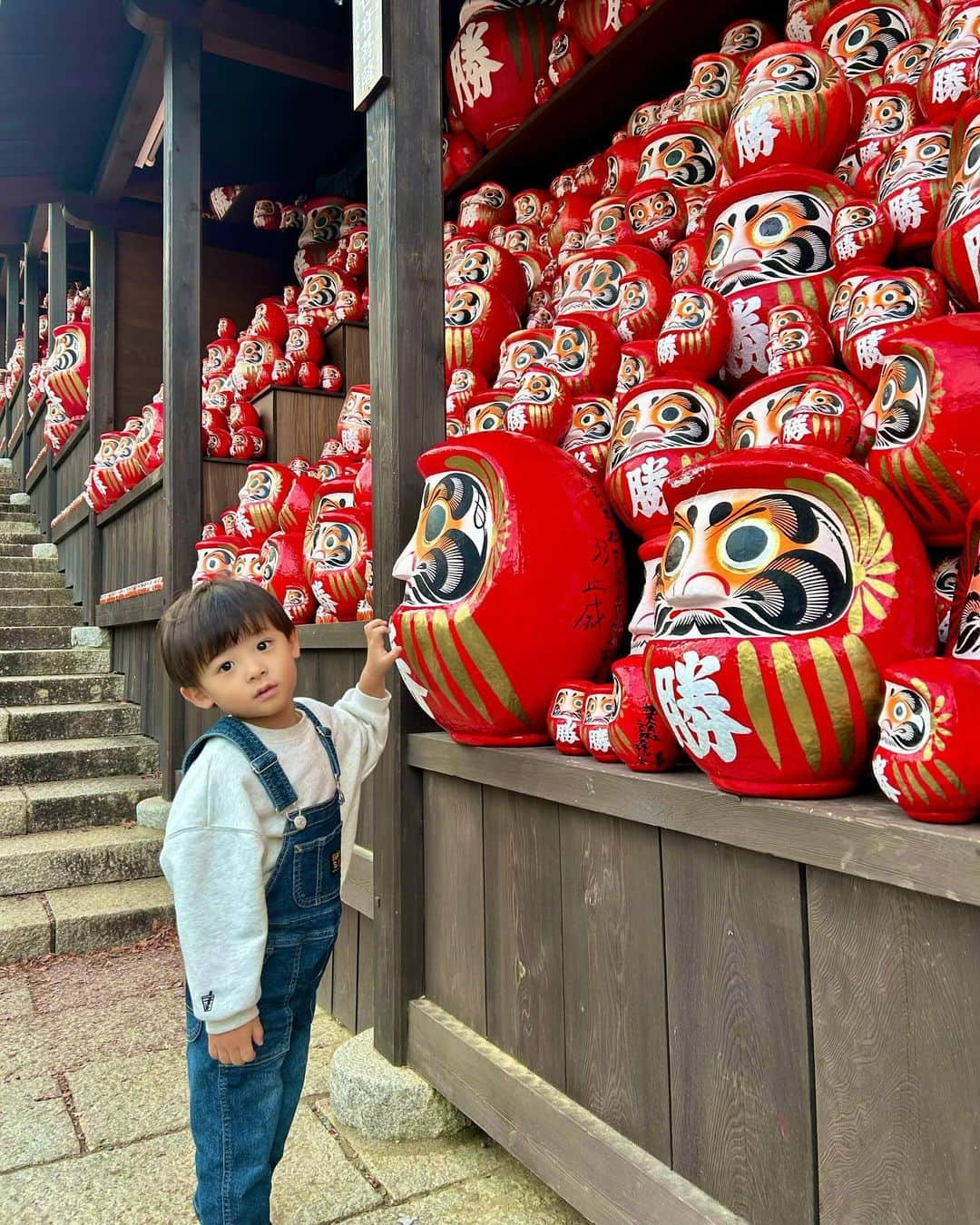 阪本智子さんのインスタグラム写真 - (阪本智子Instagram)「🍁♡  今年ラスト紅葉かな😊？  #勝尾寺 めっちゃ素敵な場所だった🥹✨ かのあ常に100点の顔してくれる😂👌  あおはは途中までベビーカーで寝ていたので写真少なめで😅  #2023紅葉 #箕面紅葉 #紅葉スポット #兄弟ママ #阪本智子」12月10日 20時12分 - tomoko_sakamoto423