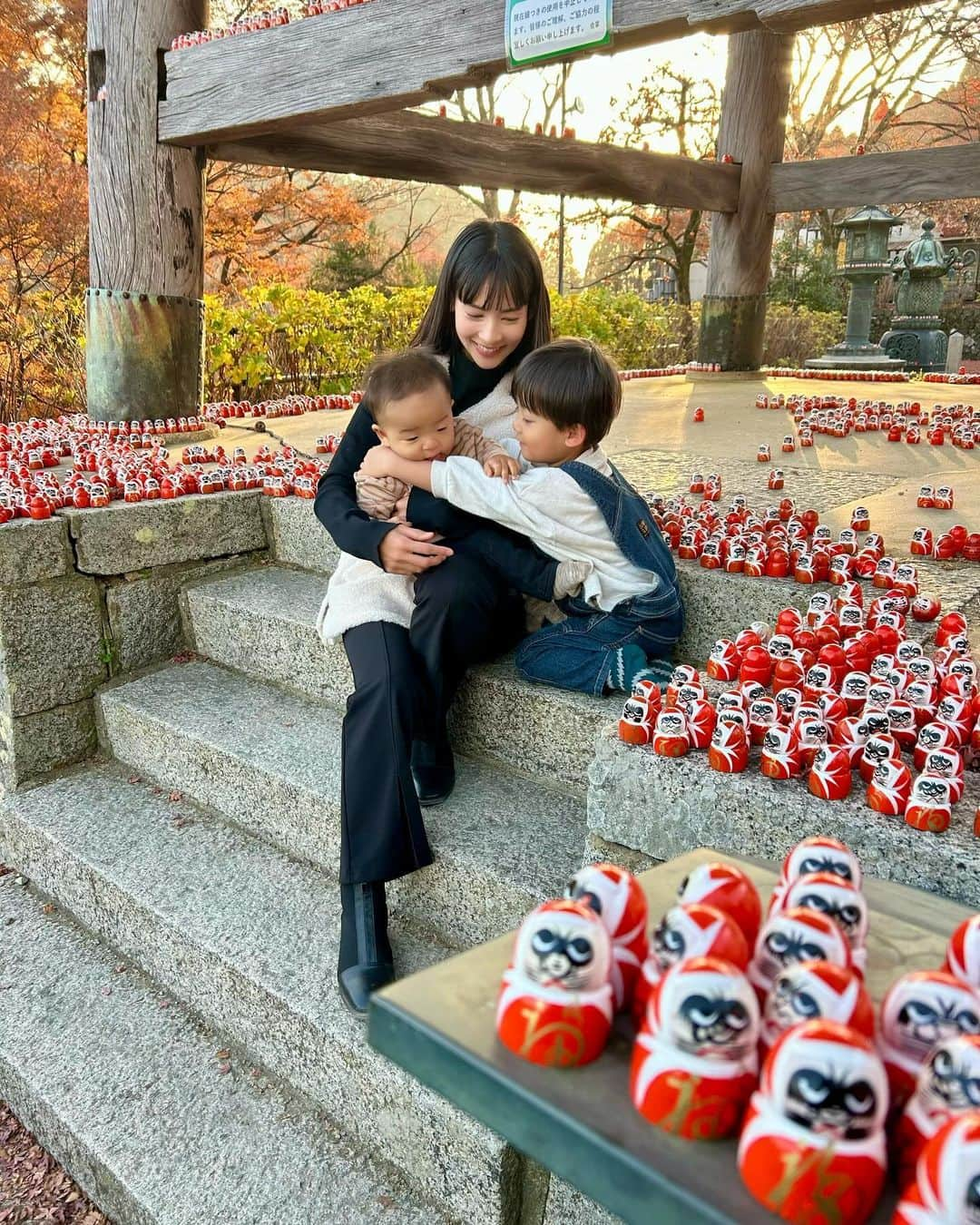 阪本智子さんのインスタグラム写真 - (阪本智子Instagram)「🍁♡  今年ラスト紅葉かな😊？  #勝尾寺 めっちゃ素敵な場所だった🥹✨ かのあ常に100点の顔してくれる😂👌  あおはは途中までベビーカーで寝ていたので写真少なめで😅  #2023紅葉 #箕面紅葉 #紅葉スポット #兄弟ママ #阪本智子」12月10日 20時12分 - tomoko_sakamoto423