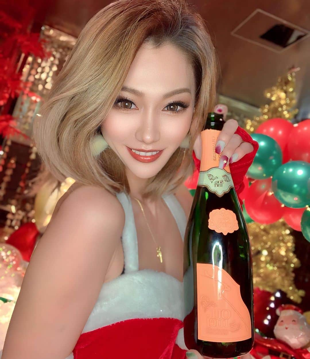 ぴょんれなのインスタグラム：「12/18.19 Xmas Eventです🎄.* 1日目 サンタコスします🎅 新しいの調達したので 見に来てえええええ～🥺🫶  プレゼント用意してお待ちしております- ̗̀🎁 ̖́-  . . .  Xmasってなんだか わくわくする😍💕  #名古屋#錦#錦3丁目 #キャバクラ#キャバ嬢 #ホステス#水商売#シャンパン #東京#歌舞伎町#六本木 #北新地#ミナミ#祇園 #中洲#すすきの #くらぶ#クラブ#芽 #クリスマス#イベント#サンタコス」