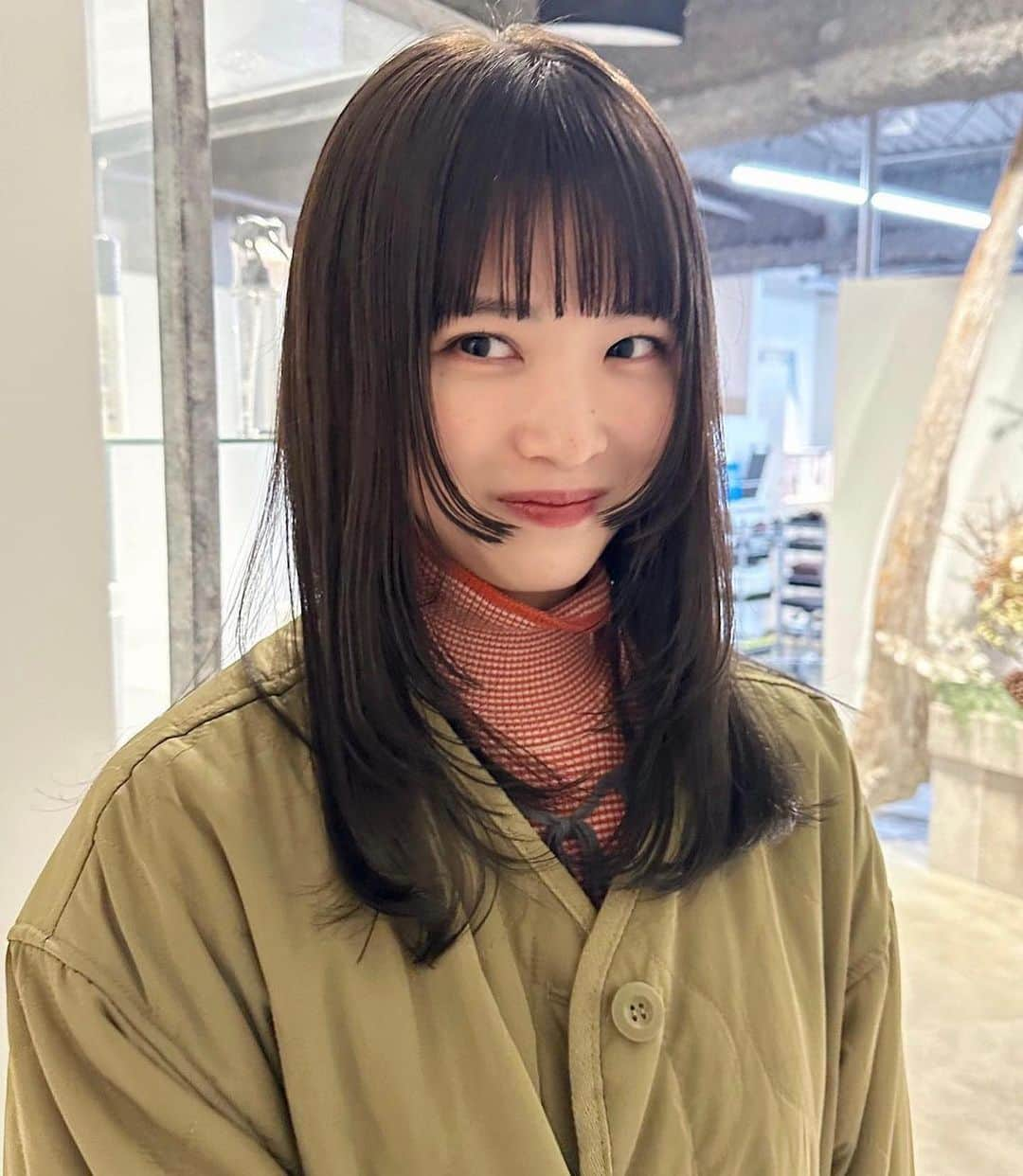 nanukさんのインスタグラム写真 - (nanukInstagram)「ほんのりオリーブ🫒 顔まわりはプツッと✂︎ . hair/ @natsumiii__nanuk  . #guestnanuk .  #アッシュグレー#アッシュカラー #アッシュブラウン#ヘアカラー #透明感カラー #ペールカラー #ペールトーン #ブリーチカラー #ダブルカラー #ハイトーンカラー#ハイトーン #ブリーチオンカラー #髪色 #ケアブリーチ#アッシュベージュ #グレージュ #グレージュカラー #ラベンダーグレージュ＃ラベンダーベージュ #グレージュ #グレージュカラー #アッシュグレー#オリーブカラー#オリーブベージュ」12月10日 20時08分 - nanukhair