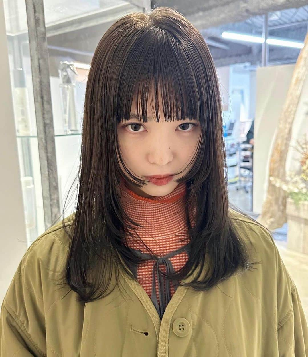 nanukのインスタグラム：「ほんのりオリーブ🫒 顔まわりはプツッと✂︎ . hair/ @natsumiii__nanuk  . #guestnanuk .  #アッシュグレー#アッシュカラー #アッシュブラウン#ヘアカラー #透明感カラー #ペールカラー #ペールトーン #ブリーチカラー #ダブルカラー #ハイトーンカラー#ハイトーン #ブリーチオンカラー #髪色 #ケアブリーチ#アッシュベージュ #グレージュ #グレージュカラー #ラベンダーグレージュ＃ラベンダーベージュ #グレージュ #グレージュカラー #アッシュグレー#オリーブカラー#オリーブベージュ」