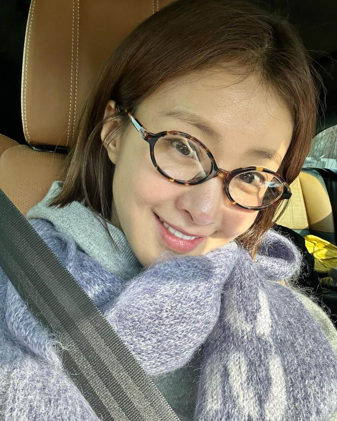 イ・シヨンのインスタグラム：「안전벨트 꽁꽁 맨 일요일🥰😝😍 신난다!🌹💃🏻」