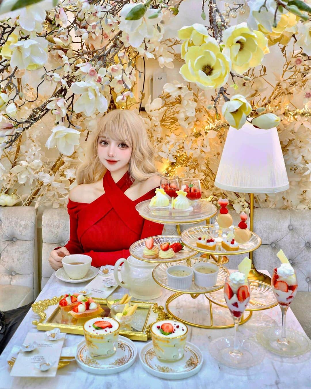 くまくまくまさんのインスタグラム写真 - (くまくまくまInstagram)「・ 12/6から始まった  大人気のHAUTE COUTURE CAFE表参道店のアフタヌーンティー に行ってきたよん☕️♡  【White Magnolia Afternoon Tea】  @hautecouturecafe_official   店内はクリスマス仕様ですごく可愛くて  マグノリアの真っ白で大きなお花に白とゴールドのテーブルコーディネイトがゴージャスでおしゃれすぎるん♡  苺とホワイトチョコレートを中心にしたデザートと、 美味しいものを適量ずつ楽しむ豪華なセイボリーのコースで、かなりしっかり〜☺️  しっかりと大満腹ながら、華やかな冬を過ごせた気分❄️♡♡  「ホワイトマグノリア」は 12/6〜1/28の期間限定🍓    クリスマスの女子会や新年会にもぴったりだと思うので  気になったらぜひ行ってみてね〜⛄️♡  #hautecouturecafe#オートクチュールカフェ#アフタヌーンティー#afternoontea#映えスイーツ#旬の果物#表参道ランチ#表参道カフェ#表参道グルメ #表参道スイーツ#カフェ活#東京グルメ #映えスイーツ#映えカフェ#映えグルメ#食テロ#スイーツテロ#冬満喫#クリスマスコーデ #cafetime#エレガント#原宿カフェ#原宿グルメ #東京カフェ#お花カフェ#港区カフェ#港区グルメ #青山カフェ#青山グルメ」12月10日 20時10分 - dango_kuma